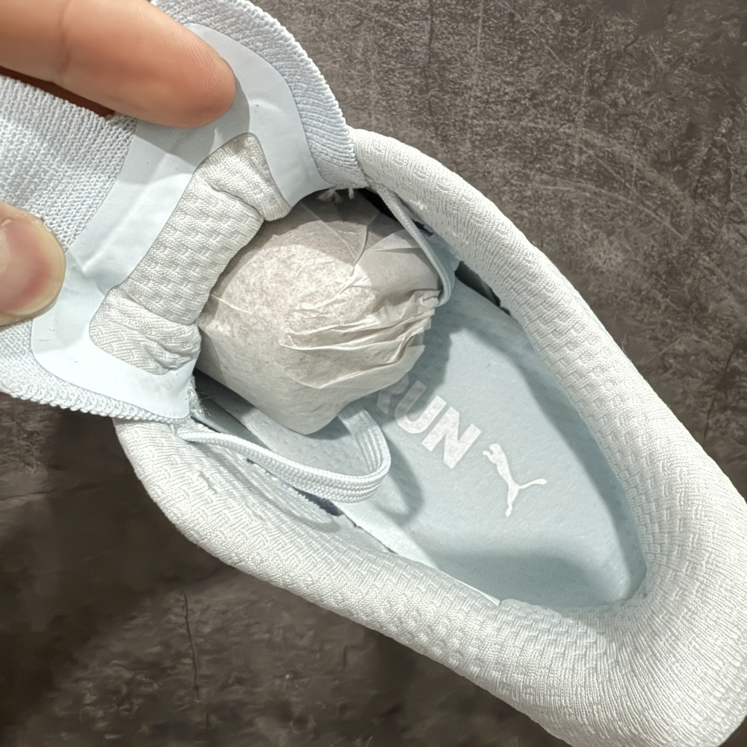 图片[7]-【纯原版】彪马彪破3 PUMA MAGNIFY NITRO 3代 PUMA跑鞋为跑步蓄 能，功能性和美观性兼备。搭载 PUMA NITRO 氮气中底，具备轻量与高缓冲回弹特性，打造柔软舒适脚感。以简约流畅的线条勾勒 PUMA 跑道，为鞋款增添一抹灵动气质。 鞋面 采用轻量化高弹织物鞋面，上脚透气舒适包覆，还确保了耐穿性和支撑性助力急速畅跑 中底 超临界NITRO氮气中底结合厚底轮廓舒适缓震，提供能力反馈，轻便柔软 跑步通勤皆可 鞋侧 PUMA 流线型跑道以明亮色彩呈现，勾勒活力运动美学 外底 采用 PUMAGRIP橡胶大底，止滑耐磨赋予跑者灵活自如的运动体验 货号 311047-04 尺码 36 37 37.5 38 38.5 39 40 40.5 41 42 42.5 43 44 44.5 45-选品中心