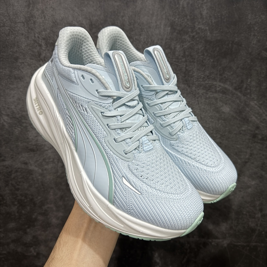 【纯原版】彪马彪破3 PUMA MAGNIFY NITRO 3代 PUMA跑鞋为跑步蓄 能,功能性和美观性兼备。搭载 PUMA NITRO 氮气中底,具备轻量与高缓冲回弹特性,打造柔软舒适脚感。以简约流畅的线条勾勒 PUMA 跑道,为鞋款增添一抹灵动气质。 鞋面 采用轻量化高弹织物鞋面,上脚透气舒适包覆,还确保了耐穿性和支撑性助力急速畅跑 中底 超临界NITRO氮气中底结合厚底轮廓舒适缓震,提供能力反馈,轻便柔软 跑步通勤皆可 鞋侧 PUMA 流线型跑道以明亮色彩呈现,勾勒活力运动美学 外底 采用 PUMAGRIP橡胶大底,止滑耐磨赋予跑者灵活自如的运动体验 货号 311047-04 尺码 36 37 37.5 38 38.5 39 40 40.5 41 42 42.5 43 44 44.5 45-选品中心