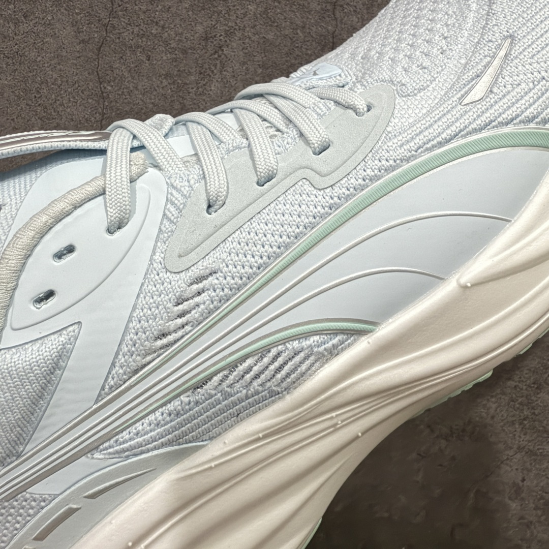 图片[4]-【纯原版】彪马彪破3 PUMA MAGNIFY NITRO 3代 PUMA跑鞋为跑步蓄 能，功能性和美观性兼备。搭载 PUMA NITRO 氮气中底，具备轻量与高缓冲回弹特性，打造柔软舒适脚感。以简约流畅的线条勾勒 PUMA 跑道，为鞋款增添一抹灵动气质。 鞋面 采用轻量化高弹织物鞋面，上脚透气舒适包覆，还确保了耐穿性和支撑性助力急速畅跑 中底 超临界NITRO氮气中底结合厚底轮廓舒适缓震，提供能力反馈，轻便柔软 跑步通勤皆可 鞋侧 PUMA 流线型跑道以明亮色彩呈现，勾勒活力运动美学 外底 采用 PUMAGRIP橡胶大底，止滑耐磨赋予跑者灵活自如的运动体验 货号 311047-04 尺码 36 37 37.5 38 38.5 39 40 40.5 41 42 42.5 43 44 44.5 45-选品中心