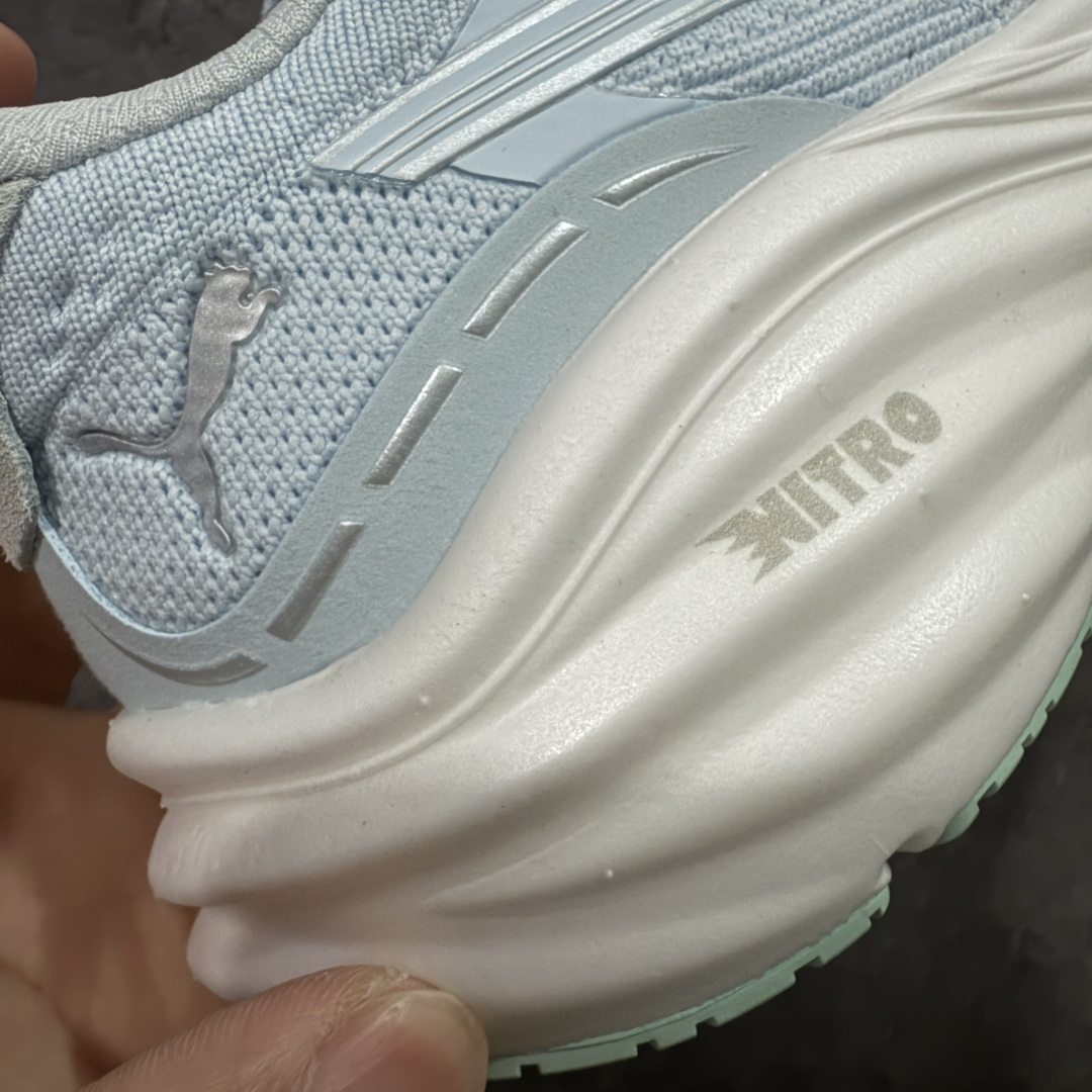 图片[3]-【纯原版】彪马彪破3 PUMA MAGNIFY NITRO 3代 PUMA跑鞋为跑步蓄 能，功能性和美观性兼备。搭载 PUMA NITRO 氮气中底，具备轻量与高缓冲回弹特性，打造柔软舒适脚感。以简约流畅的线条勾勒 PUMA 跑道，为鞋款增添一抹灵动气质。 鞋面 采用轻量化高弹织物鞋面，上脚透气舒适包覆，还确保了耐穿性和支撑性助力急速畅跑 中底 超临界NITRO氮气中底结合厚底轮廓舒适缓震，提供能力反馈，轻便柔软 跑步通勤皆可 鞋侧 PUMA 流线型跑道以明亮色彩呈现，勾勒活力运动美学 外底 采用 PUMAGRIP橡胶大底，止滑耐磨赋予跑者灵活自如的运动体验 货号 311047-04 尺码 36 37 37.5 38 38.5 39 40 40.5 41 42 42.5 43 44 44.5 45-选品中心