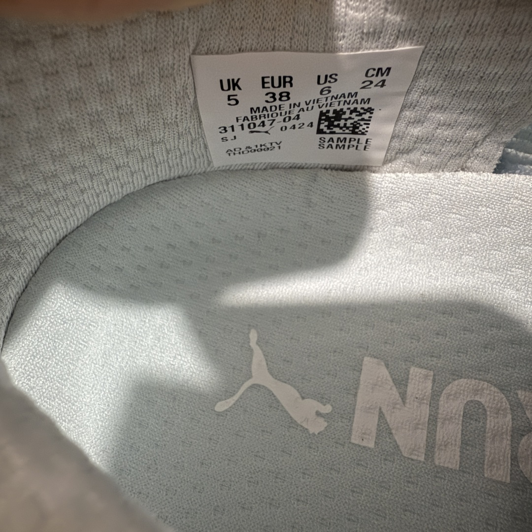 图片[8]-【纯原版】彪马彪破3 PUMA MAGNIFY NITRO 3代 PUMA跑鞋为跑步蓄 能，功能性和美观性兼备。搭载 PUMA NITRO 氮气中底，具备轻量与高缓冲回弹特性，打造柔软舒适脚感。以简约流畅的线条勾勒 PUMA 跑道，为鞋款增添一抹灵动气质。 鞋面 采用轻量化高弹织物鞋面，上脚透气舒适包覆，还确保了耐穿性和支撑性助力急速畅跑 中底 超临界NITRO氮气中底结合厚底轮廓舒适缓震，提供能力反馈，轻便柔软 跑步通勤皆可 鞋侧 PUMA 流线型跑道以明亮色彩呈现，勾勒活力运动美学 外底 采用 PUMAGRIP橡胶大底，止滑耐磨赋予跑者灵活自如的运动体验 货号 311047-04 尺码 36 37 37.5 38 38.5 39 40 40.5 41 42 42.5 43 44 44.5 45-选品中心