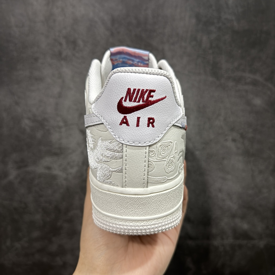 图片[4]-【666版本】Nike Air Force 1\’07 Low 马年限定 空军一号低帮休闲板鞋 IQ1119-011  原版品质 正确刺绣 专柜特供 原楦头原纸板 定制五金配件 内置全掌气垫 原厂鞋底   尺码：36 36.5 37.5 38 38.5 39 40 40.5 41 42 42.5 43 44 44.5 45 46-选品中心