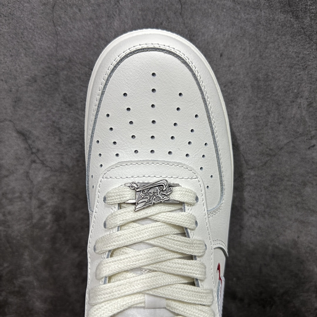 图片[5]-【666版本】Nike Air Force 1\’07 Low 马年限定 空军一号低帮休闲板鞋 IQ1119-011  原版品质 正确刺绣 专柜特供 原楦头原纸板 定制五金配件 内置全掌气垫 原厂鞋底   尺码：36 36.5 37.5 38 38.5 39 40 40.5 41 42 42.5 43 44 44.5 45 46-选品中心