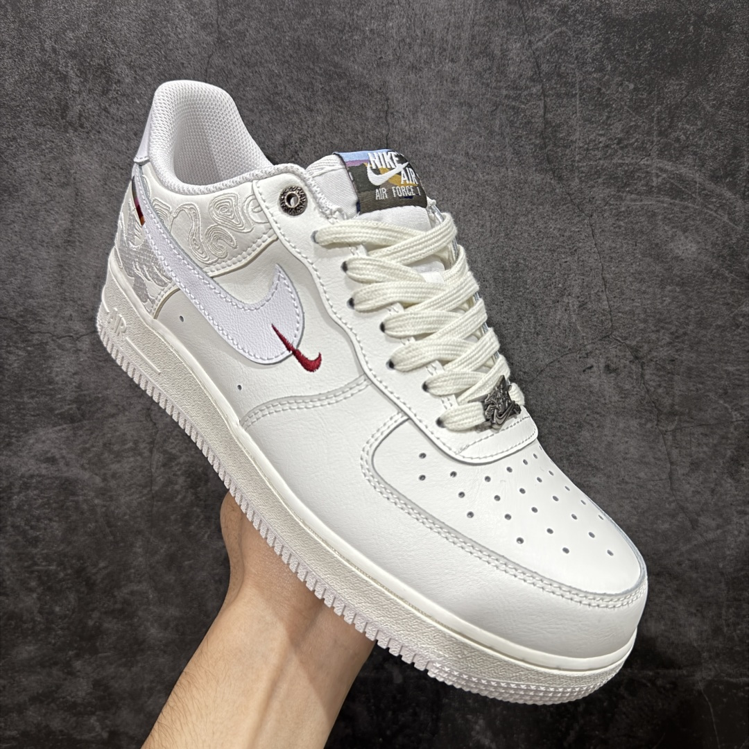 图片[3]-【666版本】Nike Air Force 1\’07 Low 马年限定 空军一号低帮休闲板鞋 IQ1119-011  原版品质 正确刺绣 专柜特供 原楦头原纸板 定制五金配件 内置全掌气垫 原厂鞋底   尺码：36 36.5 37.5 38 38.5 39 40 40.5 41 42 42.5 43 44 44.5 45 46-选品中心