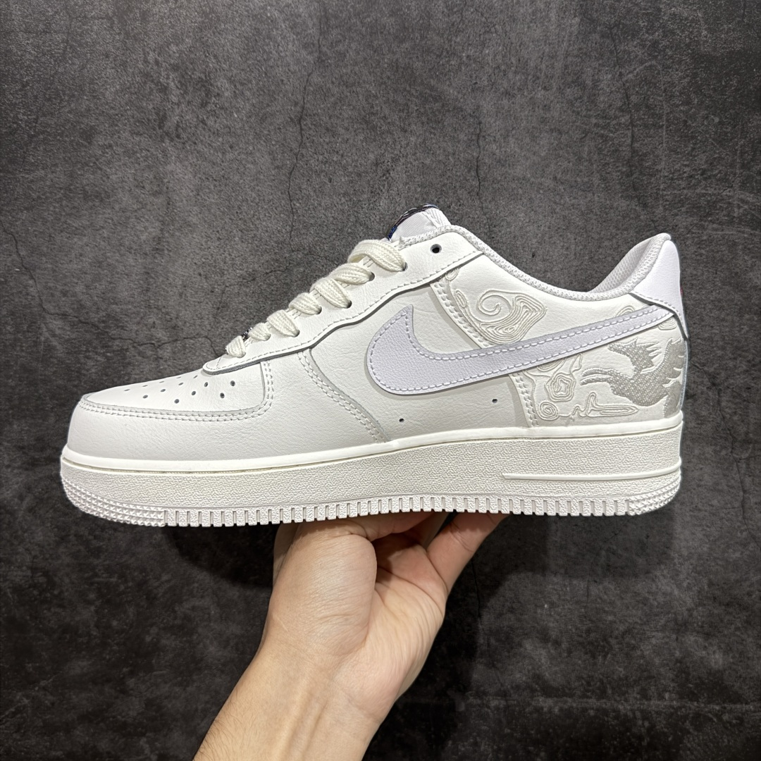 图片[2]-【666版本】Nike Air Force 1\’07 Low 马年限定 空军一号低帮休闲板鞋 IQ1119-011  原版品质 正确刺绣 专柜特供 原楦头原纸板 定制五金配件 内置全掌气垫 原厂鞋底   尺码：36 36.5 37.5 38 38.5 39 40 40.5 41 42 42.5 43 44 44.5 45 46-选品中心