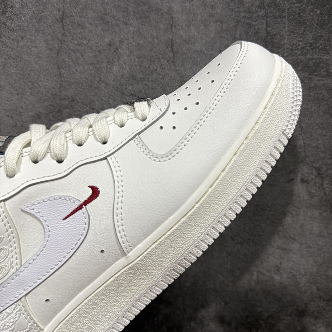 图片[6]-【666版本】Nike Air Force 1\’07 Low 马年限定 空军一号低帮休闲板鞋 IQ1119-011  原版品质 正确刺绣 专柜特供 原楦头原纸板 定制五金配件 内置全掌气垫 原厂鞋底   尺码：36 36.5 37.5 38 38.5 39 40 40.5 41 42 42.5 43 44 44.5 45 46-选品中心