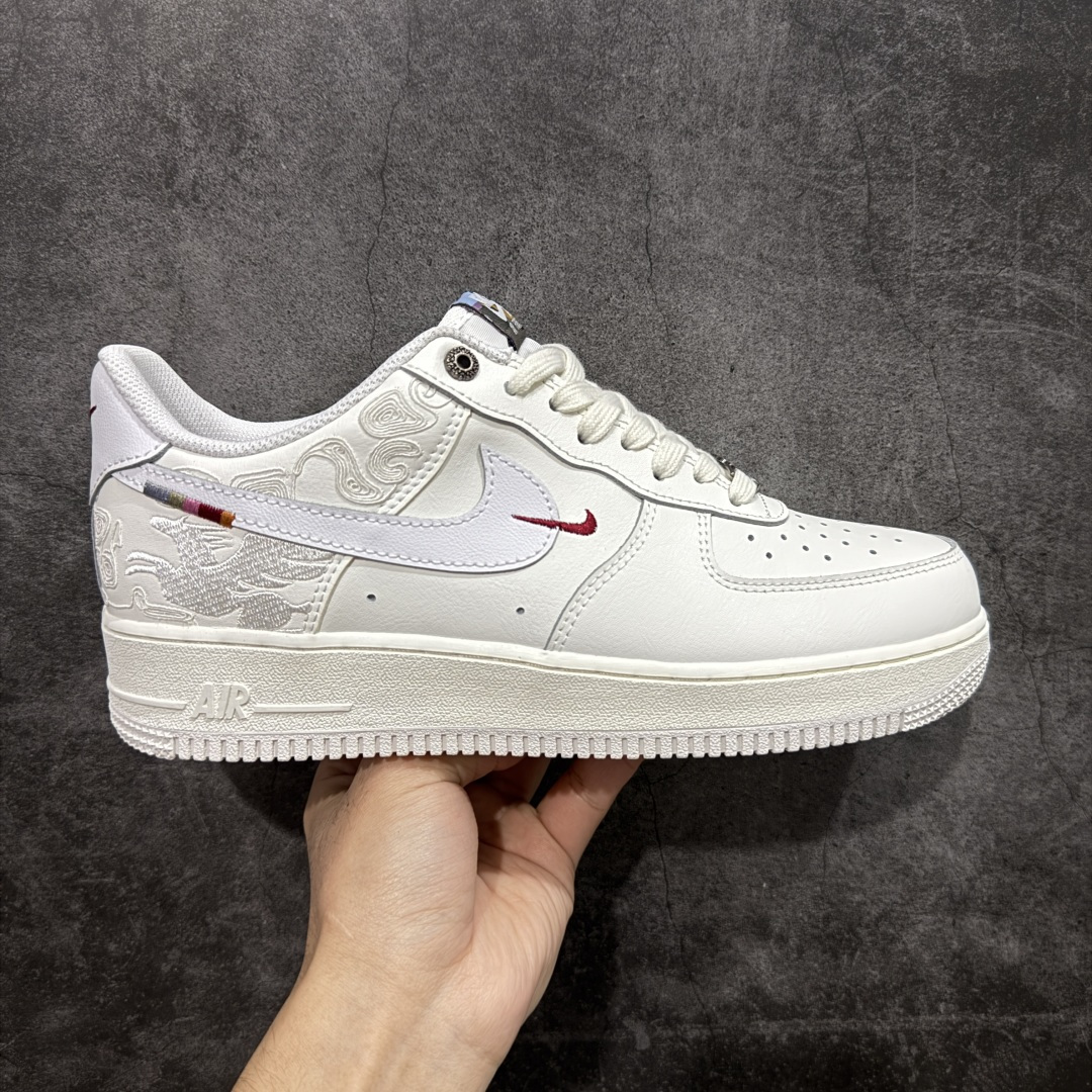 【666版本】Nike Air Force 1\'07 Low 马年限定 空军一号低帮休闲板鞋 IQ1119-011 原版品质 正确刺绣 专柜特供 原楦头原纸板 定制五金配件 内置全掌气垫 原厂鞋底 尺码:36 36.5 37.5 38 38.5 39 40 40.5 41 42 42.5 43 44 44.5 45 46-选品中心