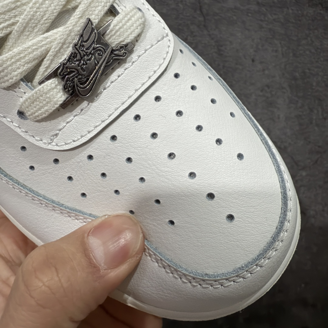 图片[5]-【666版本】Nike Air Force 1\’07 Low 马年限定 空军一号低帮休闲板鞋 IQ1119-011  原版品质 正确刺绣 专柜特供 原楦头原纸板 定制五金配件 内置全掌气垫 原厂鞋底   尺码：36 36.5 37.5 38 38.5 39 40 40.5 41 42 42.5 43 44 44.5 45 46-选品中心