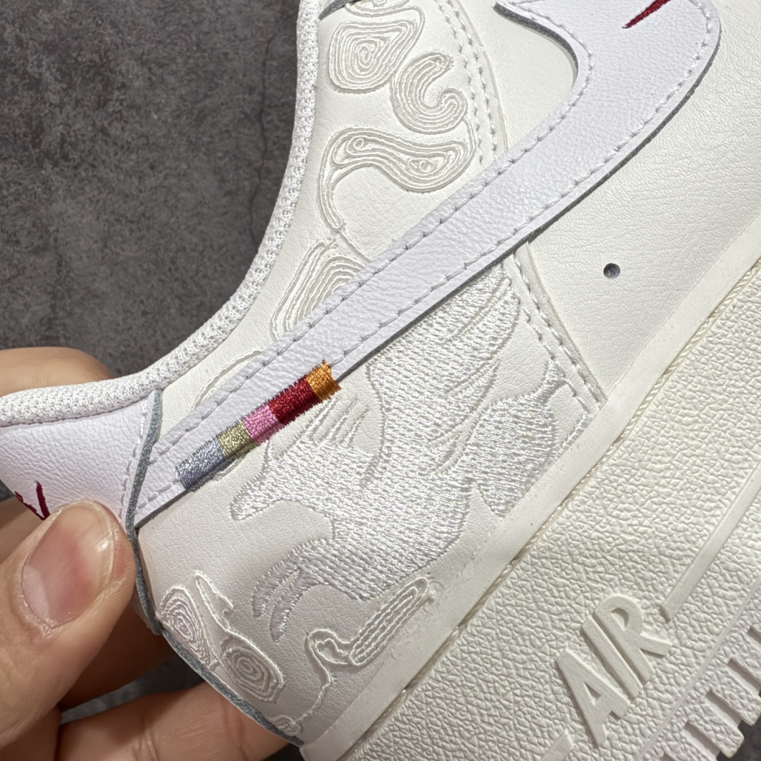 图片[3]-【666版本】Nike Air Force 1\’07 Low 马年限定 空军一号低帮休闲板鞋 IQ1119-011  原版品质 正确刺绣 专柜特供 原楦头原纸板 定制五金配件 内置全掌气垫 原厂鞋底   尺码：36 36.5 37.5 38 38.5 39 40 40.5 41 42 42.5 43 44 44.5 45 46-选品中心