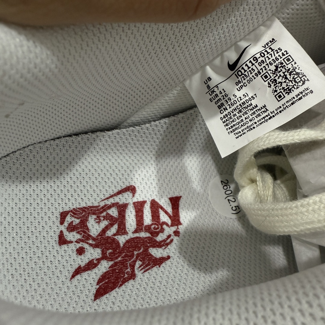 图片[8]-【666版本】Nike Air Force 1\’07 Low 马年限定 空军一号低帮休闲板鞋 IQ1119-011  原版品质 正确刺绣 专柜特供 原楦头原纸板 定制五金配件 内置全掌气垫 原厂鞋底   尺码：36 36.5 37.5 38 38.5 39 40 40.5 41 42 42.5 43 44 44.5 45 46-选品中心