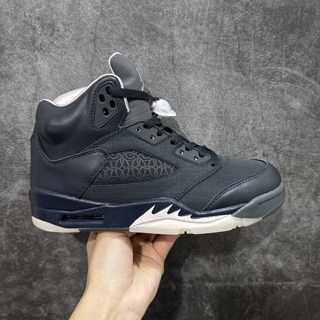 【外贸纯原】PSG x Air Jordan 5 Retro AJ5 乔5大巴黎 HQ3004-001 外贸大厂出品 原材料顶级品质 鞋面大胆使用格纹织物 + 皮革的组合方式,PSG Logo 暗藏于 AJ5 标志性的鞋侧网眼。 尺码:40 40.5 41 42 42.5 43 44 44.5 45 46 47.5-选品中心