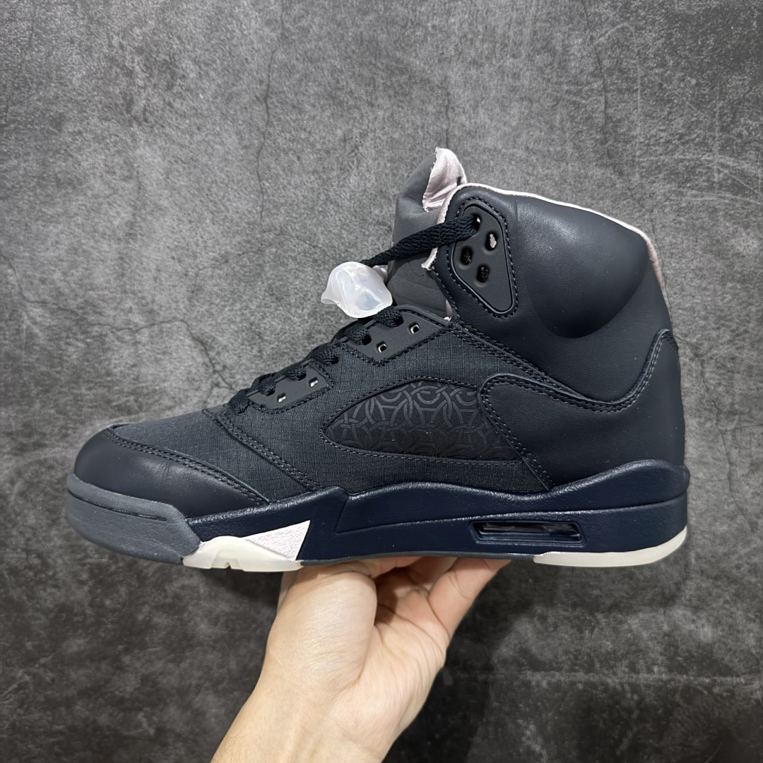 图片[2]-【外贸纯原】PSG x Air Jordan 5 Retro AJ5 乔5大巴黎 HQ3004-001  外贸大厂出品 原材料顶级品质 鞋面大胆使用格纹织物 + 皮革的组合方式，PSG Logo 暗藏于 AJ5 标志性的鞋侧网眼。  尺码：40 40.5 41 42 42.5 43 44 44.5 45 46 47.5-选品中心