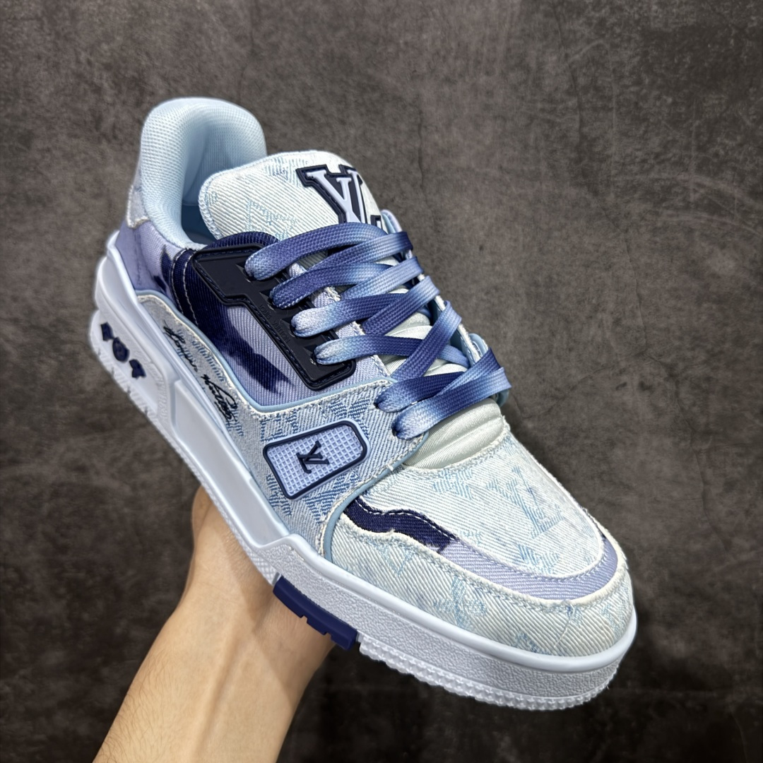 图片[3]-【莞产YS版本】Louis Vuitton Trainer lv时装走秀运动鞋 完美鞋型超高的清洁度 零毛边线头瑕疵 全套原楦原纸版原鞋开模 全网最具灵魂的版型 正确原装黄色鞋盒 正确中底印花 鞋面印花3D高频深度立体 全鞋电脑针车 紧密相连 针距密度一致 环保乳胶注塑鞋垫 厚度脚感还原原版 皮面裁剪部位 统一油边封口工艺 原装橡胶大底含胶量大底组合零偏差 专柜全套包装 防尘袋 说明书 质保卡 尺码： 39 40 41 42 43 44 45-选品中心