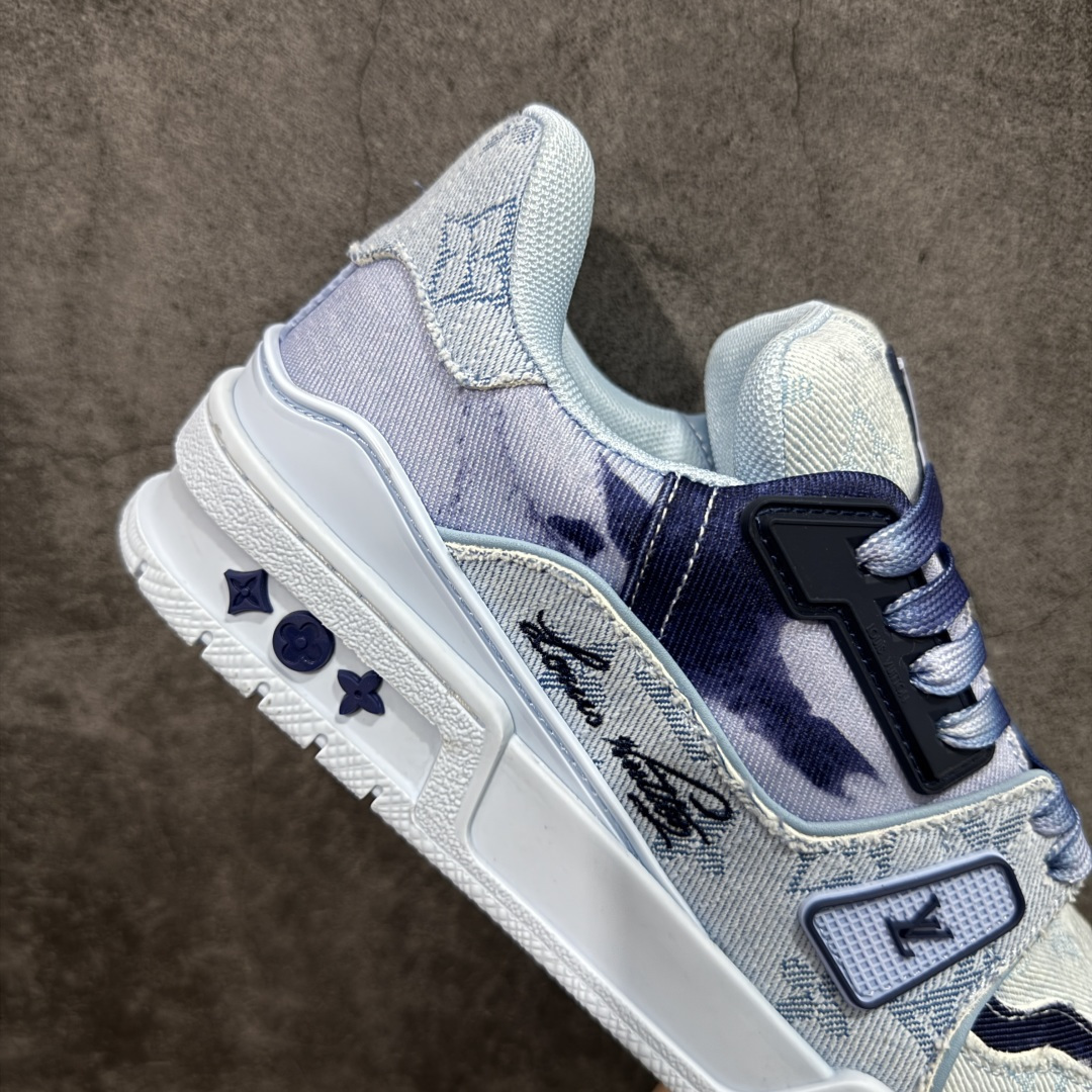 图片[7]-【莞产YS版本】Louis Vuitton Trainer lv时装走秀运动鞋 完美鞋型超高的清洁度 零毛边线头瑕疵 全套原楦原纸版原鞋开模 全网最具灵魂的版型 正确原装黄色鞋盒 正确中底印花 鞋面印花3D高频深度立体 全鞋电脑针车 紧密相连 针距密度一致 环保乳胶注塑鞋垫 厚度脚感还原原版 皮面裁剪部位 统一油边封口工艺 原装橡胶大底含胶量大底组合零偏差 专柜全套包装 防尘袋 说明书 质保卡 尺码： 39 40 41 42 43 44 45-选品中心