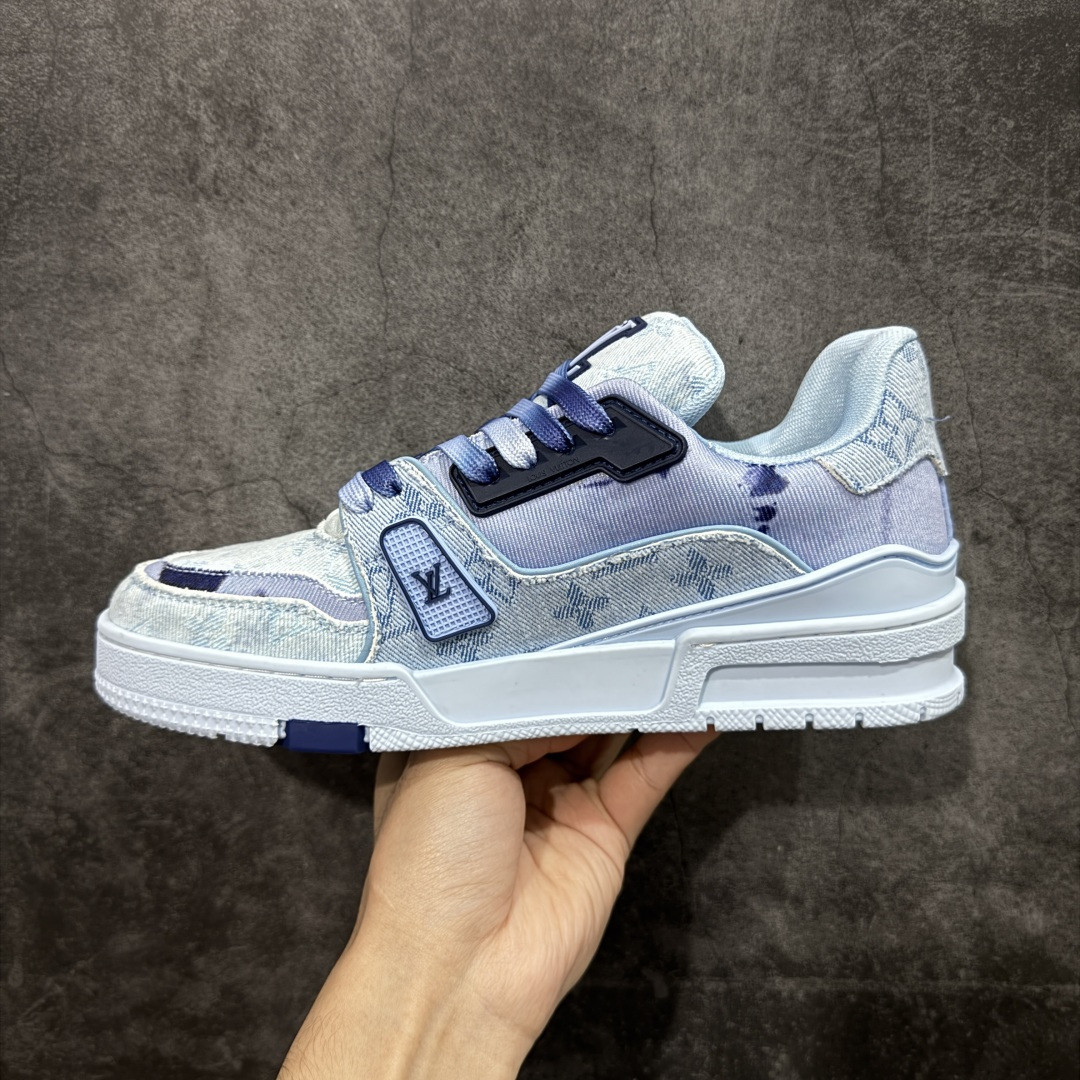 图片[2]-【莞产YS版本】Louis Vuitton Trainer lv时装走秀运动鞋 完美鞋型超高的清洁度 零毛边线头瑕疵 全套原楦原纸版原鞋开模 全网最具灵魂的版型 正确原装黄色鞋盒 正确中底印花 鞋面印花3D高频深度立体 全鞋电脑针车 紧密相连 针距密度一致 环保乳胶注塑鞋垫 厚度脚感还原原版 皮面裁剪部位 统一油边封口工艺 原装橡胶大底含胶量大底组合零偏差 专柜全套包装 防尘袋 说明书 质保卡 尺码： 39 40 41 42 43 44 45-选品中心