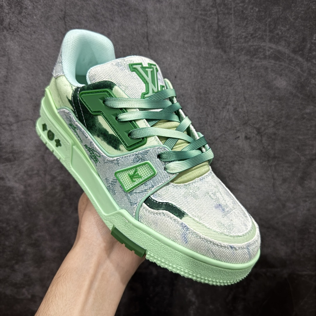 图片[3]-【莞产YS版本】Louis Vuitton Trainer lv时装走秀运动鞋 完美鞋型超高的清洁度 零毛边线头瑕疵 全套原楦原纸版原鞋开模 全网最具灵魂的版型 正确原装黄色鞋盒 正确中底印花 鞋面印花3D高频深度立体 全鞋电脑针车 紧密相连 针距密度一致 环保乳胶注塑鞋垫 厚度脚感还原原版 皮面裁剪部位 统一油边封口工艺 原装橡胶大底含胶量大底组合零偏差 专柜全套包装 防尘袋 说明书 质保卡 尺码： 39 40 41 42 43 44 45-选品中心