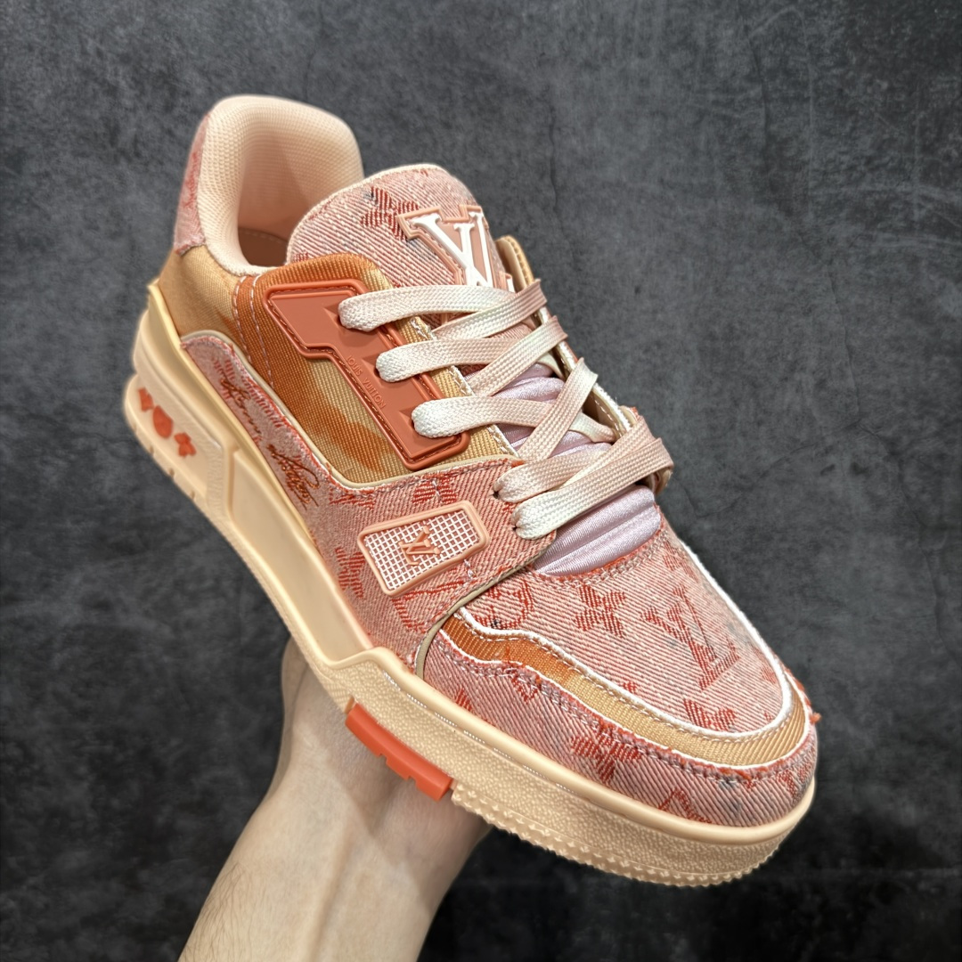 图片[3]-【莞产YS版本】Louis Vuitton Trainer lv时装走秀运动鞋 完美鞋型超高的清洁度 零毛边线头瑕疵 全套原楦原纸版原鞋开模 全网最具灵魂的版型 正确原装黄色鞋盒 正确中底印花 鞋面印花3D高频深度立体 全鞋电脑针车 紧密相连 针距密度一致 环保乳胶注塑鞋垫 厚度脚感还原原版 皮面裁剪部位 统一油边封口工艺 原装橡胶大底含胶量大底组合零偏差 专柜全套包装 防尘袋 说明书 质保卡 尺码： 39 40 41 42 43 44 45-选品中心