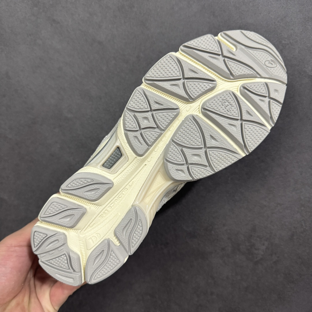 图片[9]-【升级版】Asics Gel-NYC复古单品 亚瑟士ASICSTIGER秋季新款休闲鞋 厚底街头运动休闲鞋 ASICS亚瑟士推出全新GEL-NYC，彰显纽约都市活力 这次的新系列融入了多个版本GEL的经典设计风格，广受好评。其设计灵感来源于GEL-NIMBUS 3,GEL-MC PLUS V 和 GEL-CUMULUS 16 这些往日经典鞋款。GEL-NYC使用GEL-CUMULUS 16鞋款的鞋楦设计,展现了独特的现代化美学。鞋底采用了轻质发泡材料,并在后跟和前掌处采用了ASICS亚瑟士核心科技——GEL缓震胶,赋予鞋款强大的缓冲性能,提供了更柔软舒适的穿着体验。而在原有设计的启发之上,此次鞋款采用更贴合当今潮流趋势的材料和创新技术,展现出纽约充满活力的都市精神。 尺码：36-47 编码：1201A789-103-选品中心