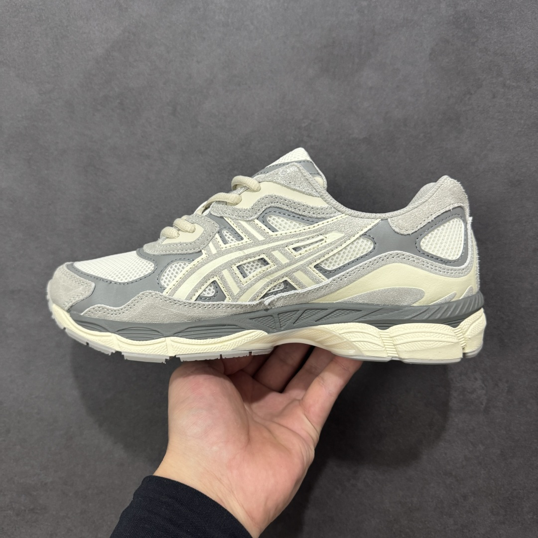 图片[2]-【升级版】Asics Gel-NYC复古单品 亚瑟士ASICSTIGER秋季新款休闲鞋 厚底街头运动休闲鞋 ASICS亚瑟士推出全新GEL-NYC，彰显纽约都市活力 这次的新系列融入了多个版本GEL的经典设计风格，广受好评。其设计灵感来源于GEL-NIMBUS 3,GEL-MC PLUS V 和 GEL-CUMULUS 16 这些往日经典鞋款。GEL-NYC使用GEL-CUMULUS 16鞋款的鞋楦设计,展现了独特的现代化美学。鞋底采用了轻质发泡材料,并在后跟和前掌处采用了ASICS亚瑟士核心科技——GEL缓震胶,赋予鞋款强大的缓冲性能,提供了更柔软舒适的穿着体验。而在原有设计的启发之上,此次鞋款采用更贴合当今潮流趋势的材料和创新技术,展现出纽约充满活力的都市精神。 尺码：36-47 编码：1201A789-103-选品中心