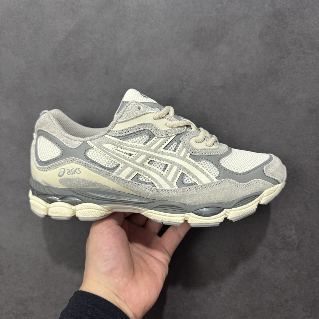 【升级版】Asics Gel-NYC复古单品 亚瑟士ASICSTIGER秋季新款休闲鞋 厚底街头运动休闲鞋 ASICS亚瑟士推出全新GEL-NYC,彰显纽约都市活力 这次的新系列融入了多个版本GEL的经典设计风格,广受好评。其设计灵感来源于GEL-NIMBUS 3,GEL-MC PLUS V 和 GEL-CUMULUS 16 这些往日经典鞋款。GEL-NYC使用GEL-CUMULUS 16鞋款的鞋楦设计,展现了独特的现代化美学。鞋底采用了轻质发泡材料,并在后跟和前掌处采用了ASICS亚瑟士核心科技——GEL缓震胶,赋予鞋款强大的缓冲性能,提供了更柔软舒适的穿着体验。而在原有设计的启发之上,此次鞋款采用更贴合当今潮流趋势的材料和创新技术,展现出纽约充满活力的都市精神。 尺码:36-47 编码:1201A789-103-选品中心