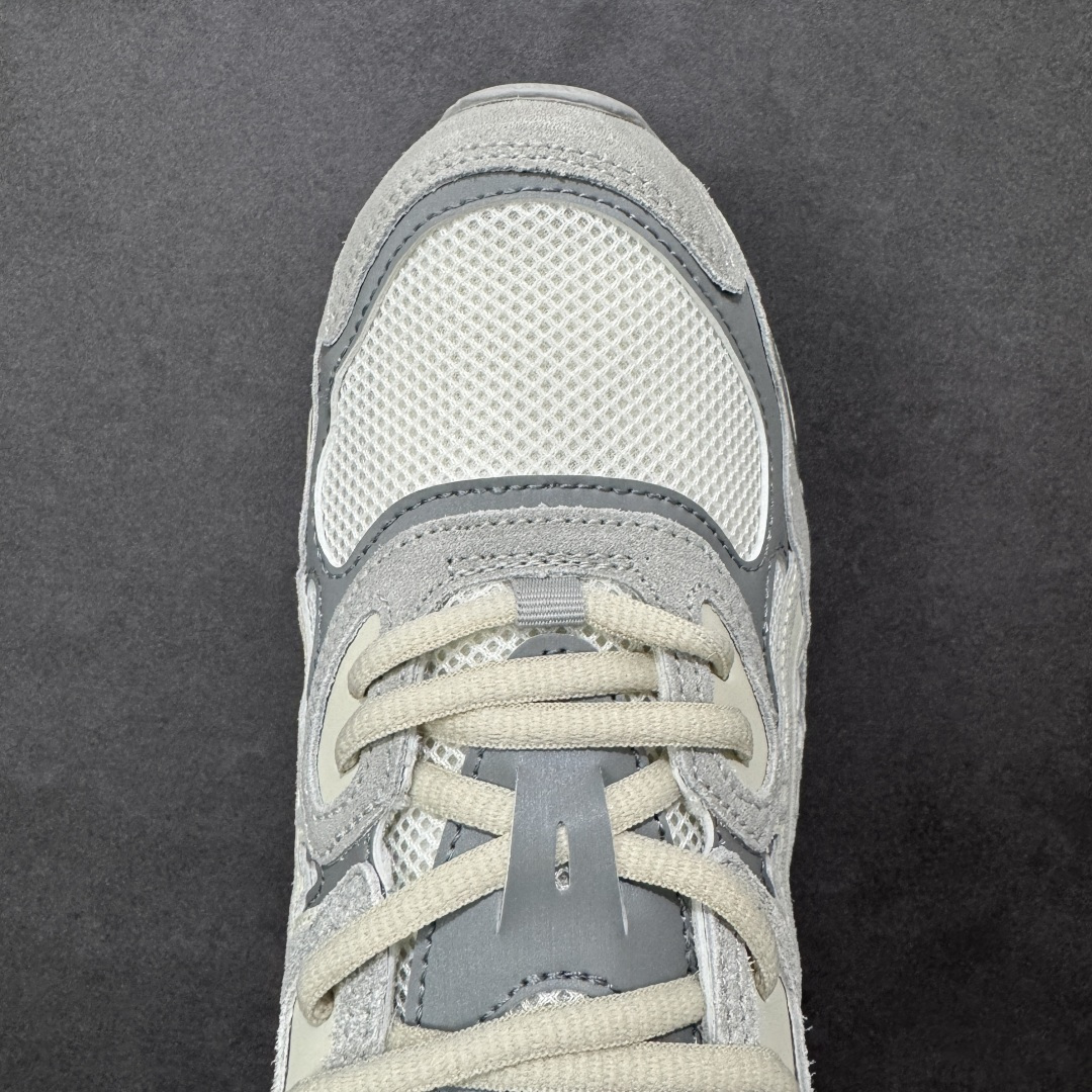 图片[8]-【升级版】Asics Gel-NYC复古单品 亚瑟士ASICSTIGER秋季新款休闲鞋 厚底街头运动休闲鞋 ASICS亚瑟士推出全新GEL-NYC，彰显纽约都市活力 这次的新系列融入了多个版本GEL的经典设计风格，广受好评。其设计灵感来源于GEL-NIMBUS 3,GEL-MC PLUS V 和 GEL-CUMULUS 16 这些往日经典鞋款。GEL-NYC使用GEL-CUMULUS 16鞋款的鞋楦设计,展现了独特的现代化美学。鞋底采用了轻质发泡材料,并在后跟和前掌处采用了ASICS亚瑟士核心科技——GEL缓震胶,赋予鞋款强大的缓冲性能,提供了更柔软舒适的穿着体验。而在原有设计的启发之上,此次鞋款采用更贴合当今潮流趋势的材料和创新技术,展现出纽约充满活力的都市精神。 尺码：36-47 编码：1201A789-103-选品中心