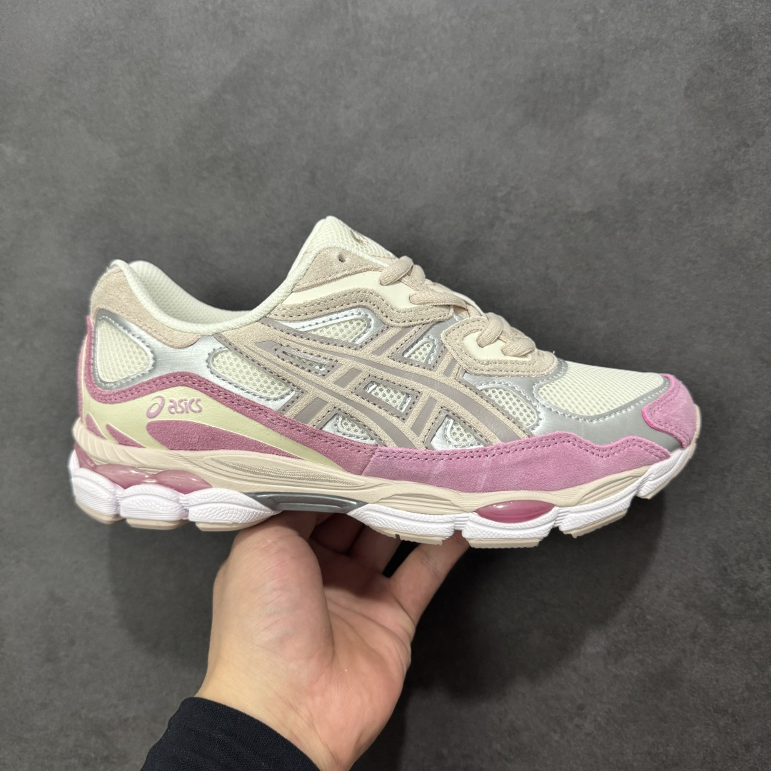 【升级版】Asics Gel-NYC复古单品 亚瑟士ASICSTIGER秋季新款休闲鞋 厚底街头运动休闲鞋 ASICS亚瑟士推出全新GEL-NYC,彰显纽约都市活力 这次的新系列融入了多个版本GEL的经典设计风格,广受好评。其设计灵感来源于GEL-NIMBUS 3,GEL-MC PLUS V 和 GEL-CUMULUS 16 这些往日经典鞋款。GEL-NYC使用GEL-CUMULUS 16鞋款的鞋楦设计,展现了独特的现代化美学。鞋底采用了轻质发泡材料,并在后跟和前掌处采用了ASICS亚瑟士核心科技——GEL缓震胶,赋予鞋款强大的缓冲性能,提供了更柔软舒适的穿着体验。而在原有设计的启发之上,此次鞋款采用更贴合当今潮流趋势的材料和创新技术,展现出纽约充满活力的都市精神。 尺码:36-47 编码:1203A383-104-选品中心