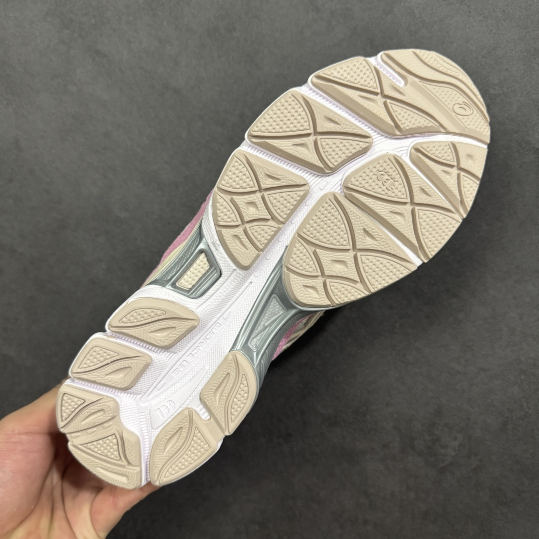 图片[9]-【升级版】Asics Gel-NYC复古单品 亚瑟士ASICSTIGER秋季新款休闲鞋 厚底街头运动休闲鞋 ASICS亚瑟士推出全新GEL-NYC，彰显纽约都市活力 这次的新系列融入了多个版本GEL的经典设计风格，广受好评。其设计灵感来源于GEL-NIMBUS 3,GEL-MC PLUS V 和 GEL-CUMULUS 16 这些往日经典鞋款。GEL-NYC使用GEL-CUMULUS 16鞋款的鞋楦设计,展现了独特的现代化美学。鞋底采用了轻质发泡材料,并在后跟和前掌处采用了ASICS亚瑟士核心科技——GEL缓震胶,赋予鞋款强大的缓冲性能,提供了更柔软舒适的穿着体验。而在原有设计的启发之上,此次鞋款采用更贴合当今潮流趋势的材料和创新技术,展现出纽约充满活力的都市精神。 尺码：36-47 编码：1203A383-104-选品中心