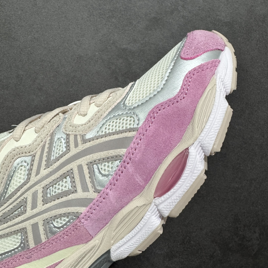 图片[5]-【升级版】Asics Gel-NYC复古单品 亚瑟士ASICSTIGER秋季新款休闲鞋 厚底街头运动休闲鞋 ASICS亚瑟士推出全新GEL-NYC，彰显纽约都市活力 这次的新系列融入了多个版本GEL的经典设计风格，广受好评。其设计灵感来源于GEL-NIMBUS 3,GEL-MC PLUS V 和 GEL-CUMULUS 16 这些往日经典鞋款。GEL-NYC使用GEL-CUMULUS 16鞋款的鞋楦设计,展现了独特的现代化美学。鞋底采用了轻质发泡材料,并在后跟和前掌处采用了ASICS亚瑟士核心科技——GEL缓震胶,赋予鞋款强大的缓冲性能,提供了更柔软舒适的穿着体验。而在原有设计的启发之上,此次鞋款采用更贴合当今潮流趋势的材料和创新技术,展现出纽约充满活力的都市精神。 尺码：36-47 编码：1203A383-104-选品中心