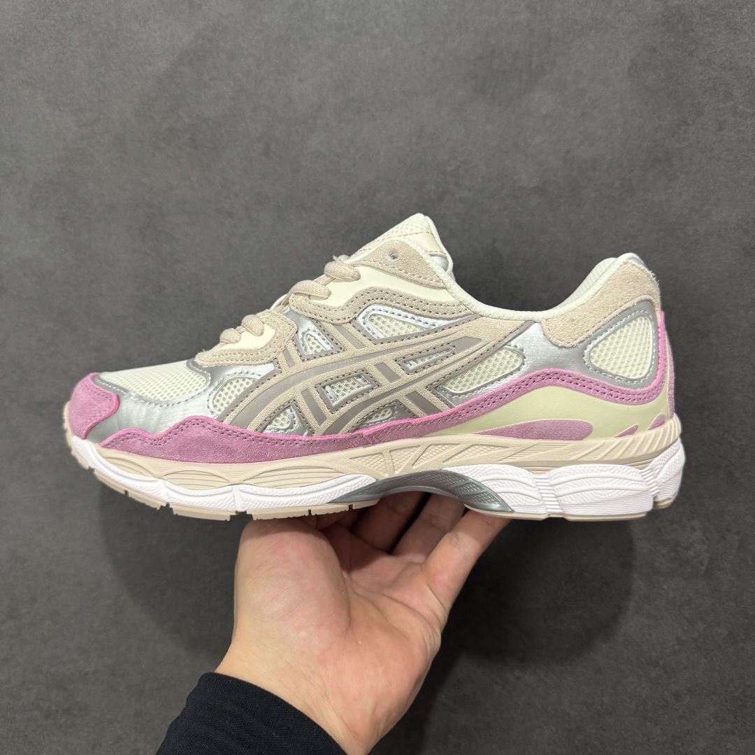 图片[2]-【升级版】Asics Gel-NYC复古单品 亚瑟士ASICSTIGER秋季新款休闲鞋 厚底街头运动休闲鞋 ASICS亚瑟士推出全新GEL-NYC，彰显纽约都市活力 这次的新系列融入了多个版本GEL的经典设计风格，广受好评。其设计灵感来源于GEL-NIMBUS 3,GEL-MC PLUS V 和 GEL-CUMULUS 16 这些往日经典鞋款。GEL-NYC使用GEL-CUMULUS 16鞋款的鞋楦设计,展现了独特的现代化美学。鞋底采用了轻质发泡材料,并在后跟和前掌处采用了ASICS亚瑟士核心科技——GEL缓震胶,赋予鞋款强大的缓冲性能,提供了更柔软舒适的穿着体验。而在原有设计的启发之上,此次鞋款采用更贴合当今潮流趋势的材料和创新技术,展现出纽约充满活力的都市精神。 尺码：36-47 编码：1203A383-104-选品中心