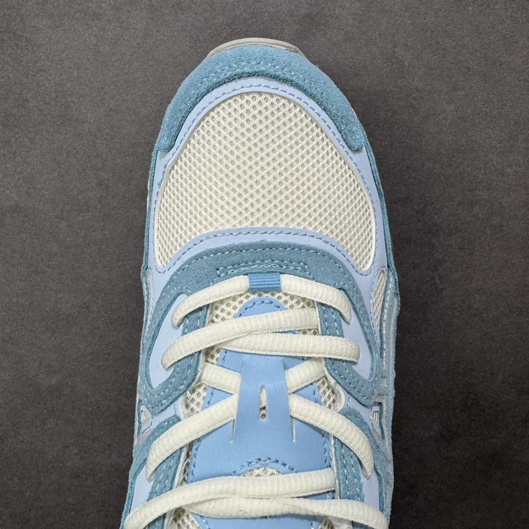 图片[8]-【升级版】Asics Gel-NYC复古单品 亚瑟士ASICSTIGER秋季新款休闲鞋 厚底街头运动休闲鞋 ASICS亚瑟士推出全新GEL-NYC，彰显纽约都市活力 这次的新系列融入了多个版本GEL的经典设计风格，广受好评。其设计灵感来源于GEL-NIMBUS 3,GEL-MC PLUS V 和 GEL-CUMULUS 16 这些往日经典鞋款。GEL-NYC使用GEL-CUMULUS 16鞋款的鞋楦设计,展现了独特的现代化美学。鞋底采用了轻质发泡材料,并在后跟和前掌处采用了ASICS亚瑟士核心科技——GEL缓震胶,赋予鞋款强大的缓冲性能,提供了更柔软舒适的穿着体验。而在原有设计的启发之上,此次鞋款采用更贴合当今潮流趋势的材料和创新技术,展现出纽约充满活力的都市精神。 尺码：36-47 编码：1203A383-107-选品中心