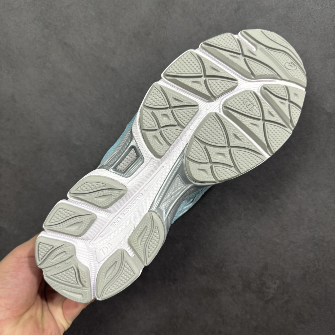 图片[9]-【升级版】Asics Gel-NYC复古单品 亚瑟士ASICSTIGER秋季新款休闲鞋 厚底街头运动休闲鞋 ASICS亚瑟士推出全新GEL-NYC，彰显纽约都市活力 这次的新系列融入了多个版本GEL的经典设计风格，广受好评。其设计灵感来源于GEL-NIMBUS 3,GEL-MC PLUS V 和 GEL-CUMULUS 16 这些往日经典鞋款。GEL-NYC使用GEL-CUMULUS 16鞋款的鞋楦设计,展现了独特的现代化美学。鞋底采用了轻质发泡材料,并在后跟和前掌处采用了ASICS亚瑟士核心科技——GEL缓震胶,赋予鞋款强大的缓冲性能,提供了更柔软舒适的穿着体验。而在原有设计的启发之上,此次鞋款采用更贴合当今潮流趋势的材料和创新技术,展现出纽约充满活力的都市精神。 尺码：36-47 编码：1203A383-107-选品中心