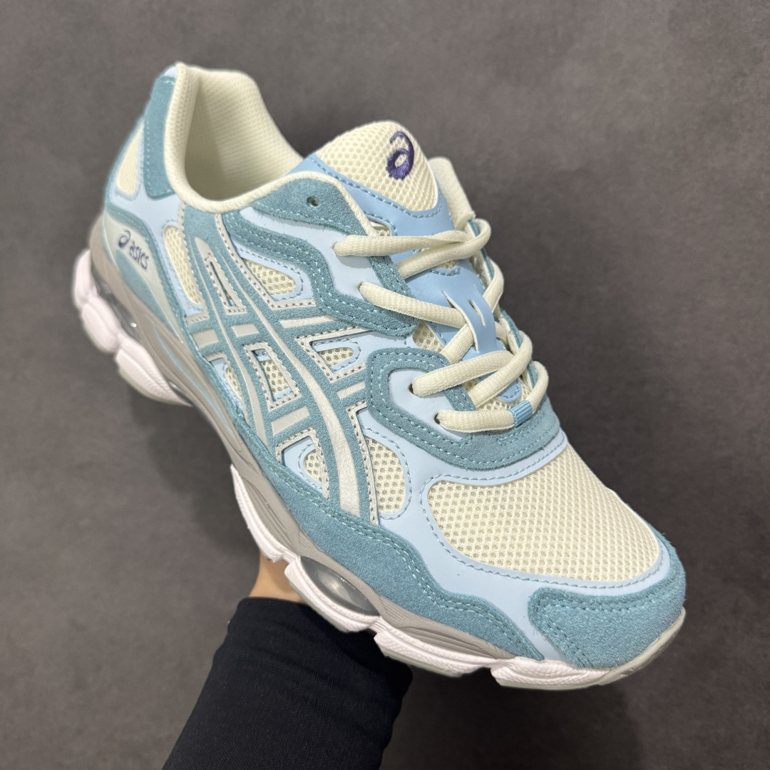 图片[3]-【升级版】Asics Gel-NYC复古单品 亚瑟士ASICSTIGER秋季新款休闲鞋 厚底街头运动休闲鞋 ASICS亚瑟士推出全新GEL-NYC，彰显纽约都市活力 这次的新系列融入了多个版本GEL的经典设计风格，广受好评。其设计灵感来源于GEL-NIMBUS 3,GEL-MC PLUS V 和 GEL-CUMULUS 16 这些往日经典鞋款。GEL-NYC使用GEL-CUMULUS 16鞋款的鞋楦设计,展现了独特的现代化美学。鞋底采用了轻质发泡材料,并在后跟和前掌处采用了ASICS亚瑟士核心科技——GEL缓震胶,赋予鞋款强大的缓冲性能,提供了更柔软舒适的穿着体验。而在原有设计的启发之上,此次鞋款采用更贴合当今潮流趋势的材料和创新技术,展现出纽约充满活力的都市精神。 尺码：36-47 编码：1203A383-107-选品中心