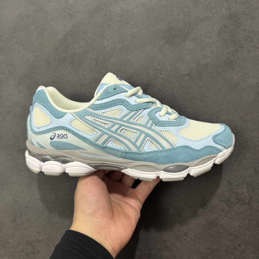 【升级版】Asics Gel-NYC复古单品 亚瑟士ASICSTIGER秋季新款休闲鞋 厚底街头运动休闲鞋 ASICS亚瑟士推出全新GEL-NYC,彰显纽约都市活力 这次的新系列融入了多个版本GEL的经典设计风格,广受好评。其设计灵感来源于GEL-NIMBUS 3,GEL-MC PLUS V 和 GEL-CUMULUS 16 这些往日经典鞋款。GEL-NYC使用GEL-CUMULUS 16鞋款的鞋楦设计,展现了独特的现代化美学。鞋底采用了轻质发泡材料,并在后跟和前掌处采用了ASICS亚瑟士核心科技——GEL缓震胶,赋予鞋款强大的缓冲性能,提供了更柔软舒适的穿着体验。而在原有设计的启发之上,此次鞋款采用更贴合当今潮流趋势的材料和创新技术,展现出纽约充满活力的都市精神。 尺码:36-47 编码:1203A383-107-选品中心