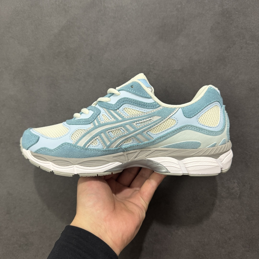 图片[2]-【升级版】Asics Gel-NYC复古单品 亚瑟士ASICSTIGER秋季新款休闲鞋 厚底街头运动休闲鞋 ASICS亚瑟士推出全新GEL-NYC，彰显纽约都市活力 这次的新系列融入了多个版本GEL的经典设计风格，广受好评。其设计灵感来源于GEL-NIMBUS 3,GEL-MC PLUS V 和 GEL-CUMULUS 16 这些往日经典鞋款。GEL-NYC使用GEL-CUMULUS 16鞋款的鞋楦设计,展现了独特的现代化美学。鞋底采用了轻质发泡材料,并在后跟和前掌处采用了ASICS亚瑟士核心科技——GEL缓震胶,赋予鞋款强大的缓冲性能,提供了更柔软舒适的穿着体验。而在原有设计的启发之上,此次鞋款采用更贴合当今潮流趋势的材料和创新技术,展现出纽约充满活力的都市精神。 尺码：36-47 编码：1203A383-107-选品中心