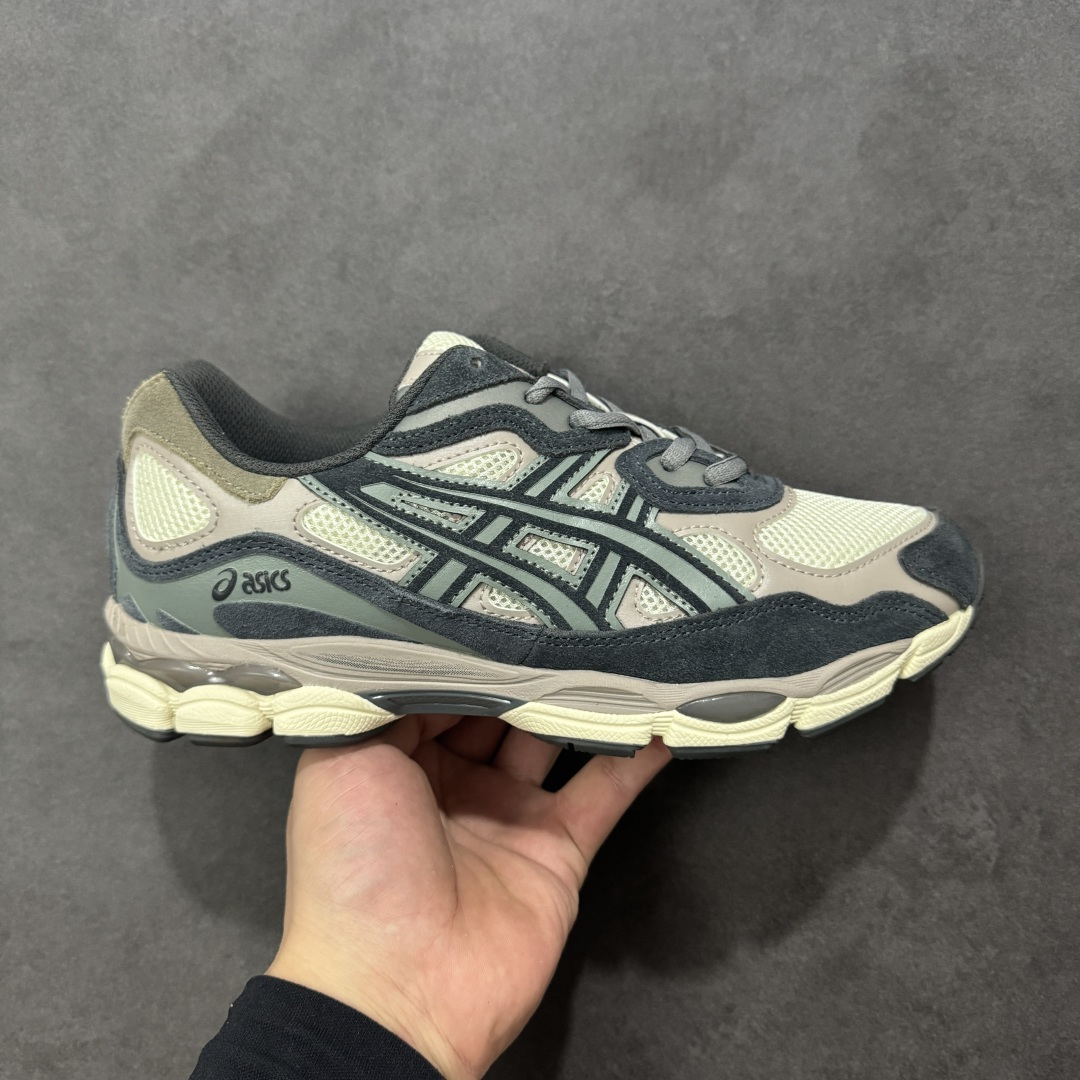 【升级版】Asics Gel-NYC复古单品 亚瑟士ASICSTIGER秋季新款休闲鞋 厚底街头运动休闲鞋 ASICS亚瑟士推出全新GEL-NYC,彰显纽约都市活力 这次的新系列融入了多个版本GEL的经典设计风格,广受好评。其设计灵感来源于GEL-NIMBUS 3,GEL-MC PLUS V 和 GEL-CUMULUS 16 这些往日经典鞋款。GEL-NYC使用GEL-CUMULUS 16鞋款的鞋楦设计,展现了独特的现代化美学。鞋底采用了轻质发泡材料,并在后跟和前掌处采用了ASICS亚瑟士核心科技——GEL缓震胶,赋予鞋款强大的缓冲性能,提供了更柔软舒适的穿着体验。而在原有设计的启发之上,此次鞋款采用更贴合当今潮流趋势的材料和创新技术,展现出纽约充满活力的都市精神。 尺码:36-47 编码:1201A789-250-选品中心