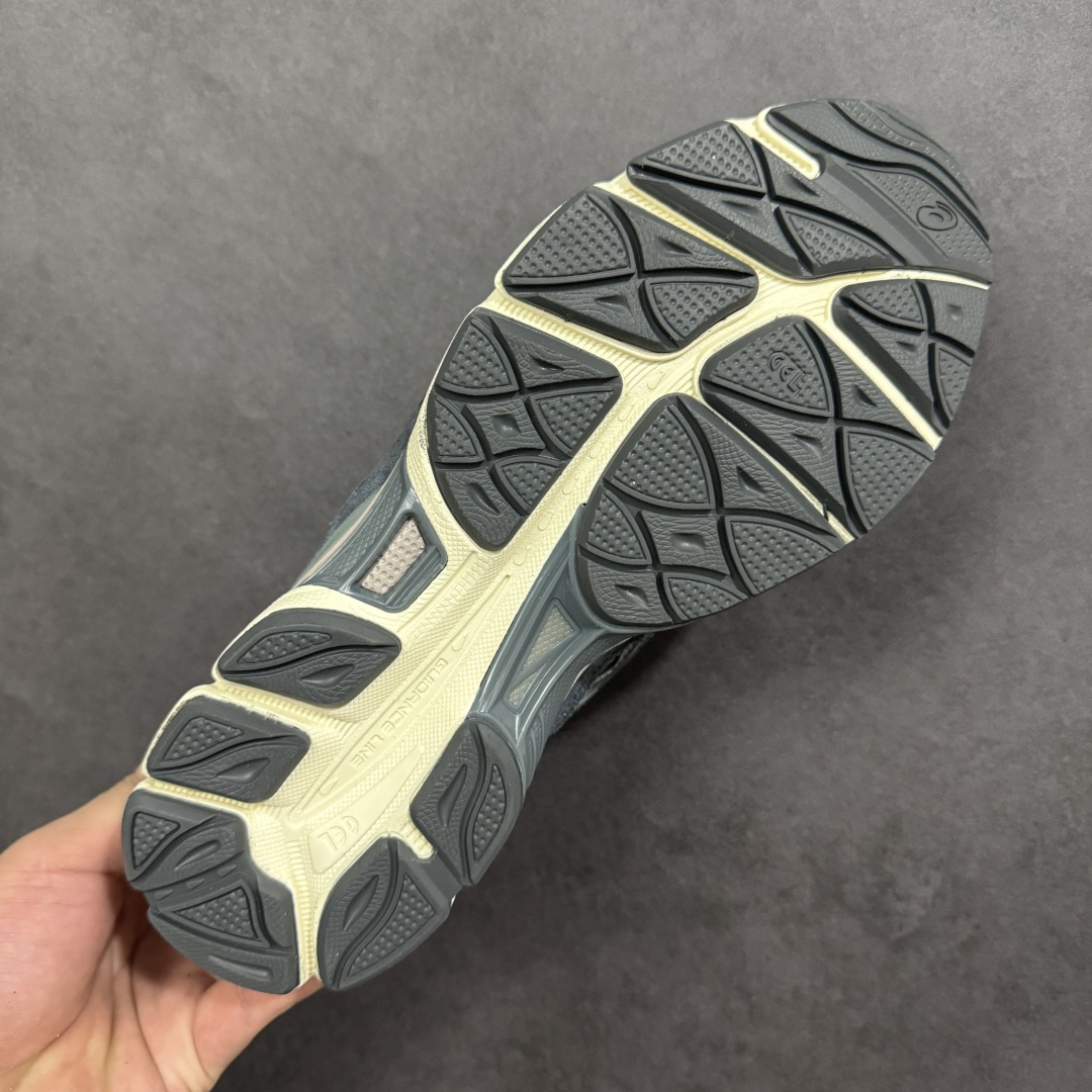 图片[9]-【升级版】Asics Gel-NYC复古单品 亚瑟士ASICSTIGER秋季新款休闲鞋 厚底街头运动休闲鞋 ASICS亚瑟士推出全新GEL-NYC，彰显纽约都市活力 这次的新系列融入了多个版本GEL的经典设计风格，广受好评。其设计灵感来源于GEL-NIMBUS 3,GEL-MC PLUS V 和 GEL-CUMULUS 16 这些往日经典鞋款。GEL-NYC使用GEL-CUMULUS 16鞋款的鞋楦设计,展现了独特的现代化美学。鞋底采用了轻质发泡材料,并在后跟和前掌处采用了ASICS亚瑟士核心科技——GEL缓震胶,赋予鞋款强大的缓冲性能,提供了更柔软舒适的穿着体验。而在原有设计的启发之上,此次鞋款采用更贴合当今潮流趋势的材料和创新技术,展现出纽约充满活力的都市精神。 尺码：36-47 编码：1201A789-250-选品中心