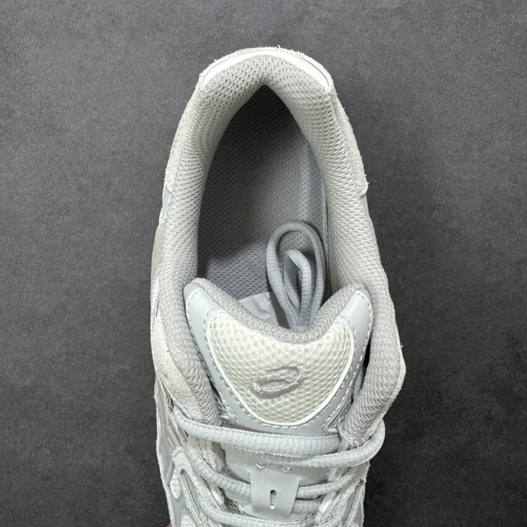 图片[7]-【升级版】Asics Gel-NYC复古单品 亚瑟士ASICSTIGER秋季新款休闲鞋 厚底街头运动休闲鞋 ASICS亚瑟士推出全新GEL-NYC，彰显纽约都市活力 这次的新系列融入了多个版本GEL的经典设计风格，广受好评。其设计灵感来源于GEL-NIMBUS 3,GEL-MC PLUS V 和 GEL-CUMULUS 16 这些往日经典鞋款。GEL-NYC使用GEL-CUMULUS 16鞋款的鞋楦设计,展现了独特的现代化美学。鞋底采用了轻质发泡材料,并在后跟和前掌处采用了ASICS亚瑟士核心科技——GEL缓震胶,赋予鞋款强大的缓冲性能,提供了更柔软舒适的穿着体验。而在原有设计的启发之上,此次鞋款采用更贴合当今潮流趋势的材料和创新技术,展现出纽约充满活力的都市精神。 尺码：36-47 编码：1203A663-101-选品中心