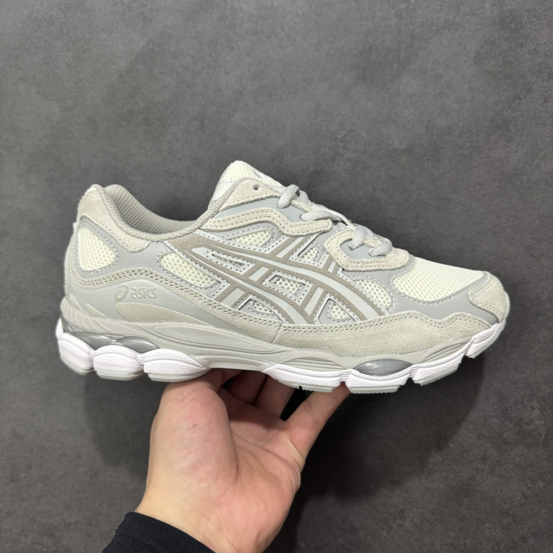【升级版】Asics Gel-NYC复古单品 亚瑟士ASICSTIGER秋季新款休闲鞋 厚底街头运动休闲鞋 ASICS亚瑟士推出全新GEL-NYC,彰显纽约都市活力 这次的新系列融入了多个版本GEL的经典设计风格,广受好评。其设计灵感来源于GEL-NIMBUS 3,GEL-MC PLUS V 和 GEL-CUMULUS 16 这些往日经典鞋款。GEL-NYC使用GEL-CUMULUS 16鞋款的鞋楦设计,展现了独特的现代化美学。鞋底采用了轻质发泡材料,并在后跟和前掌处采用了ASICS亚瑟士核心科技——GEL缓震胶,赋予鞋款强大的缓冲性能,提供了更柔软舒适的穿着体验。而在原有设计的启发之上,此次鞋款采用更贴合当今潮流趋势的材料和创新技术,展现出纽约充满活力的都市精神。 尺码:36-47 编码:1203A663-101-选品中心