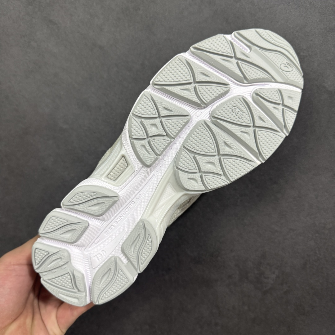 图片[9]-【升级版】Asics Gel-NYC复古单品 亚瑟士ASICSTIGER秋季新款休闲鞋 厚底街头运动休闲鞋 ASICS亚瑟士推出全新GEL-NYC，彰显纽约都市活力 这次的新系列融入了多个版本GEL的经典设计风格，广受好评。其设计灵感来源于GEL-NIMBUS 3,GEL-MC PLUS V 和 GEL-CUMULUS 16 这些往日经典鞋款。GEL-NYC使用GEL-CUMULUS 16鞋款的鞋楦设计,展现了独特的现代化美学。鞋底采用了轻质发泡材料,并在后跟和前掌处采用了ASICS亚瑟士核心科技——GEL缓震胶,赋予鞋款强大的缓冲性能,提供了更柔软舒适的穿着体验。而在原有设计的启发之上,此次鞋款采用更贴合当今潮流趋势的材料和创新技术,展现出纽约充满活力的都市精神。 尺码：36-47 编码：1203A663-101-选品中心