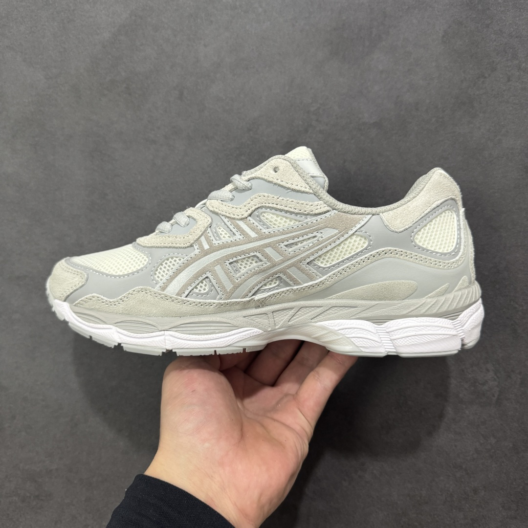 图片[2]-【升级版】Asics Gel-NYC复古单品 亚瑟士ASICSTIGER秋季新款休闲鞋 厚底街头运动休闲鞋 ASICS亚瑟士推出全新GEL-NYC，彰显纽约都市活力 这次的新系列融入了多个版本GEL的经典设计风格，广受好评。其设计灵感来源于GEL-NIMBUS 3,GEL-MC PLUS V 和 GEL-CUMULUS 16 这些往日经典鞋款。GEL-NYC使用GEL-CUMULUS 16鞋款的鞋楦设计,展现了独特的现代化美学。鞋底采用了轻质发泡材料,并在后跟和前掌处采用了ASICS亚瑟士核心科技——GEL缓震胶,赋予鞋款强大的缓冲性能,提供了更柔软舒适的穿着体验。而在原有设计的启发之上,此次鞋款采用更贴合当今潮流趋势的材料和创新技术,展现出纽约充满活力的都市精神。 尺码：36-47 编码：1203A663-101-选品中心