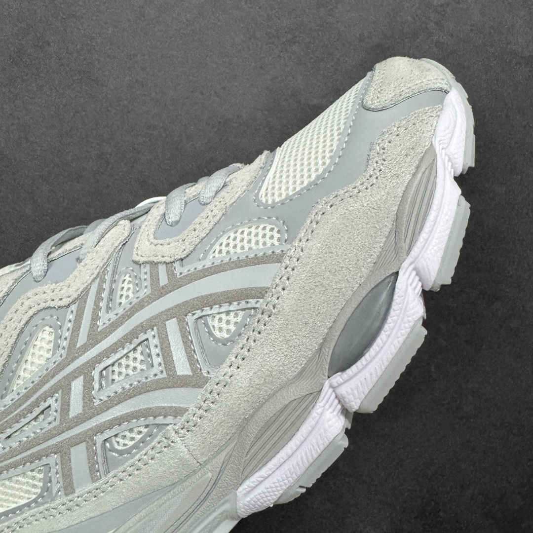 图片[5]-【升级版】Asics Gel-NYC复古单品 亚瑟士ASICSTIGER秋季新款休闲鞋 厚底街头运动休闲鞋 ASICS亚瑟士推出全新GEL-NYC，彰显纽约都市活力 这次的新系列融入了多个版本GEL的经典设计风格，广受好评。其设计灵感来源于GEL-NIMBUS 3,GEL-MC PLUS V 和 GEL-CUMULUS 16 这些往日经典鞋款。GEL-NYC使用GEL-CUMULUS 16鞋款的鞋楦设计,展现了独特的现代化美学。鞋底采用了轻质发泡材料,并在后跟和前掌处采用了ASICS亚瑟士核心科技——GEL缓震胶,赋予鞋款强大的缓冲性能,提供了更柔软舒适的穿着体验。而在原有设计的启发之上,此次鞋款采用更贴合当今潮流趋势的材料和创新技术,展现出纽约充满活力的都市精神。 尺码：36-47 编码：1203A663-101-选品中心