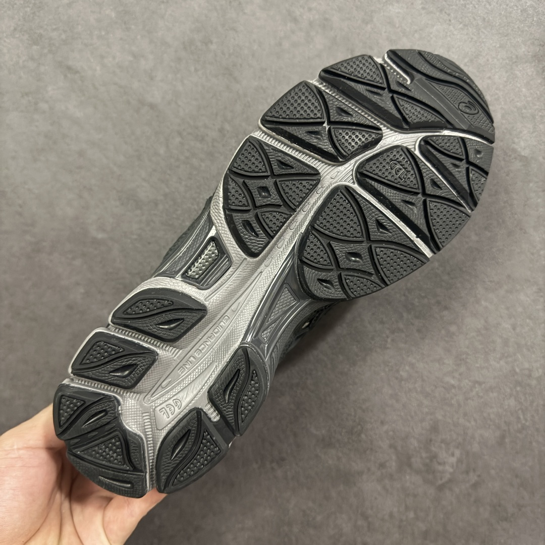 图片[9]-【升级版】Asics Gel-NYC复古单品 亚瑟士ASICSTIGER秋季新款休闲鞋 厚底街头运动休闲鞋 ASICS亚瑟士推出全新GEL-NYC，彰显纽约都市活力 这次的新系列融入了多个版本GEL的经典设计风格，广受好评。其设计灵感来源于GEL-NIMBUS 3,GEL-MC PLUS V 和 GEL-CUMULUS 16 这些往日经典鞋款。GEL-NYC使用GEL-CUMULUS 16鞋款的鞋楦设计,展现了独特的现代化美学。鞋底采用了轻质发泡材料,并在后跟和前掌处采用了ASICS亚瑟士核心科技——GEL缓震胶,赋予鞋款强大的缓冲性能,提供了更柔软舒适的穿着体验。而在原有设计的启发之上,此次鞋款采用更贴合当今潮流趋势的材料和创新技术,展现出纽约充满活力的都市精神。 尺码：36-47 编码：1201A789-020-选品中心