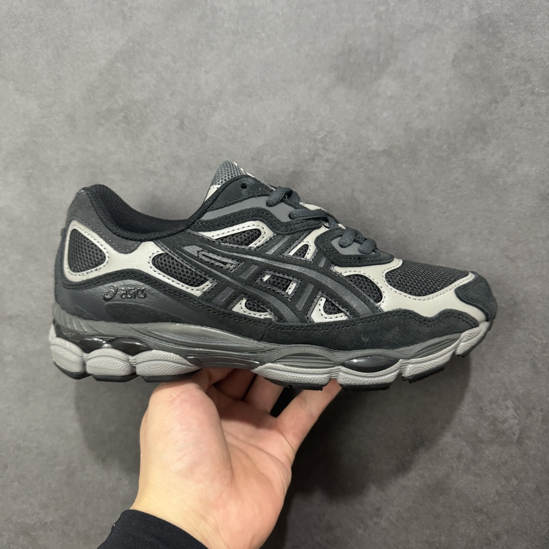 【升级版】Asics Gel-NYC复古单品 亚瑟士ASICSTIGER秋季新款休闲鞋 厚底街头运动休闲鞋 ASICS亚瑟士推出全新GEL-NYC,彰显纽约都市活力 这次的新系列融入了多个版本GEL的经典设计风格,广受好评。其设计灵感来源于GEL-NIMBUS 3,GEL-MC PLUS V 和 GEL-CUMULUS 16 这些往日经典鞋款。GEL-NYC使用GEL-CUMULUS 16鞋款的鞋楦设计,展现了独特的现代化美学。鞋底采用了轻质发泡材料,并在后跟和前掌处采用了ASICS亚瑟士核心科技——GEL缓震胶,赋予鞋款强大的缓冲性能,提供了更柔软舒适的穿着体验。而在原有设计的启发之上,此次鞋款采用更贴合当今潮流趋势的材料和创新技术,展现出纽约充满活力的都市精神。 尺码:36-47 编码:1201A789-020-选品中心