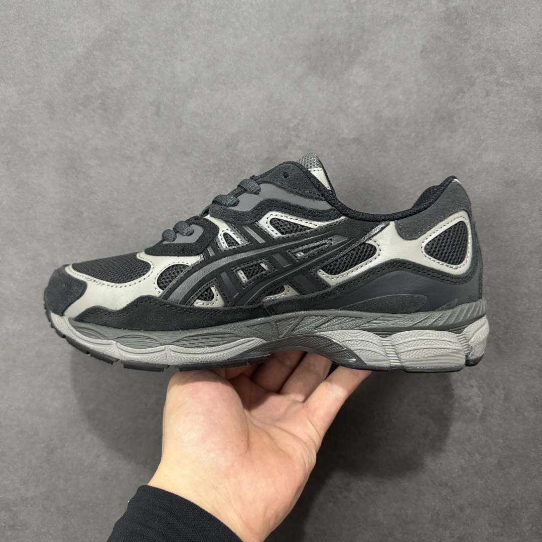图片[2]-【升级版】Asics Gel-NYC复古单品 亚瑟士ASICSTIGER秋季新款休闲鞋 厚底街头运动休闲鞋 ASICS亚瑟士推出全新GEL-NYC，彰显纽约都市活力 这次的新系列融入了多个版本GEL的经典设计风格，广受好评。其设计灵感来源于GEL-NIMBUS 3,GEL-MC PLUS V 和 GEL-CUMULUS 16 这些往日经典鞋款。GEL-NYC使用GEL-CUMULUS 16鞋款的鞋楦设计,展现了独特的现代化美学。鞋底采用了轻质发泡材料,并在后跟和前掌处采用了ASICS亚瑟士核心科技——GEL缓震胶,赋予鞋款强大的缓冲性能,提供了更柔软舒适的穿着体验。而在原有设计的启发之上,此次鞋款采用更贴合当今潮流趋势的材料和创新技术,展现出纽约充满活力的都市精神。 尺码：36-47 编码：1201A789-020-选品中心