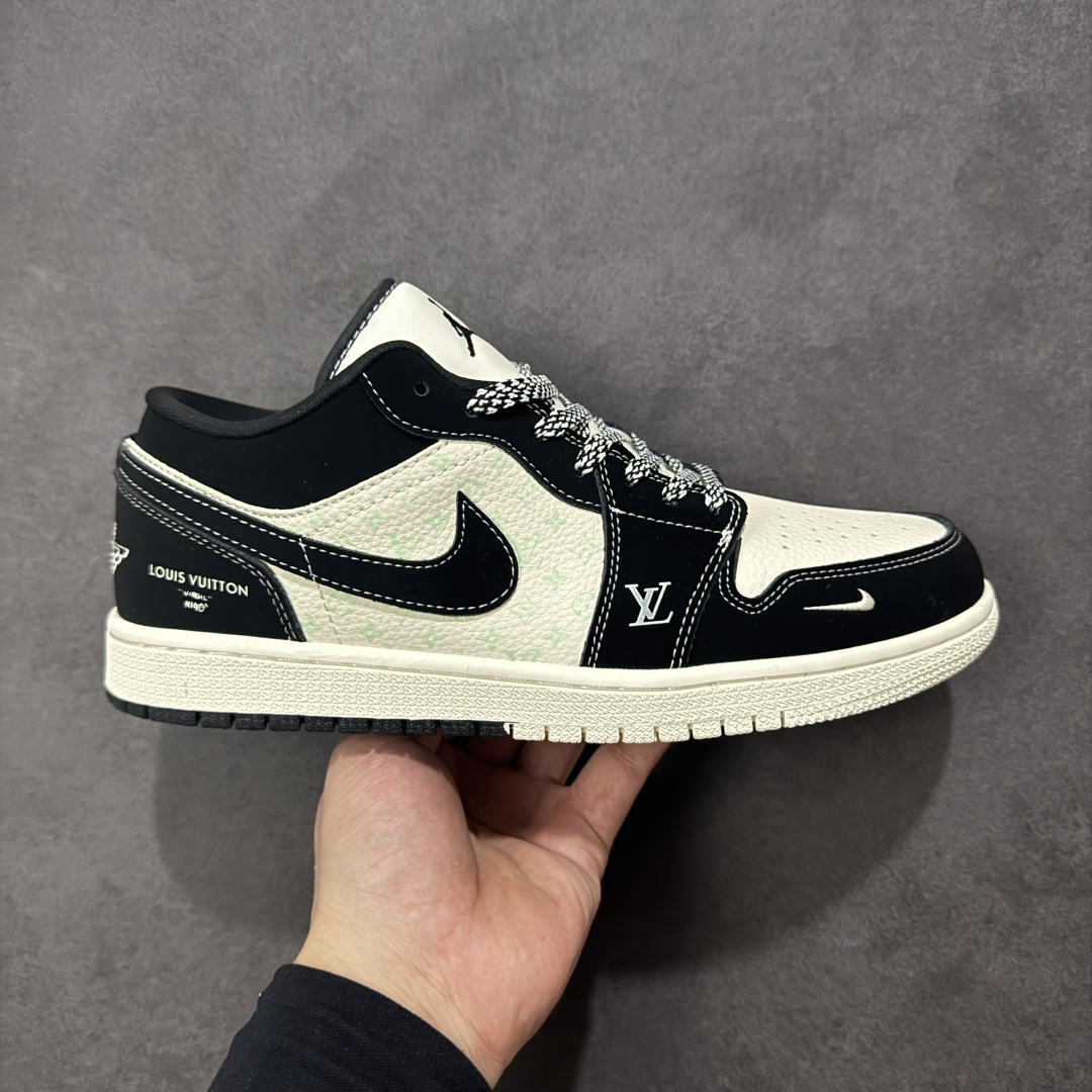 【定制版】Nike Jordan Air Jordan 1“ LV联名——黑白熊猫印花” 高端定制 低帮 复古 减震 防滑 耐磨 篮球鞋 定制鞋盒 大厂纯原品质出货 超高清洁度 皮料切割干净无任何毛边 细节完美 货号:QL1988-002 尺码: 36 36.5 37.5 38 38.5 39 40 40.5 41 42 42.5 43 44 44.5 45-选品中心