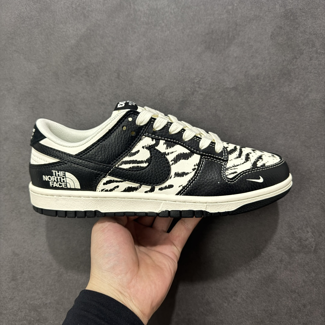 【定制版】Nike SB Dunk Low “北面联名——雪山米白黑” 高端定制 低帮休闲板鞋 定制鞋盒 大厂纯原品质出货 超高清洁度 皮料切割干净无任何毛边 细节完美 货号:QW5836-028 尺码:36 36.5 37.5 38 38.5 39 40 40.5 41 42 42.5 43 44 44.5 45-选品中心