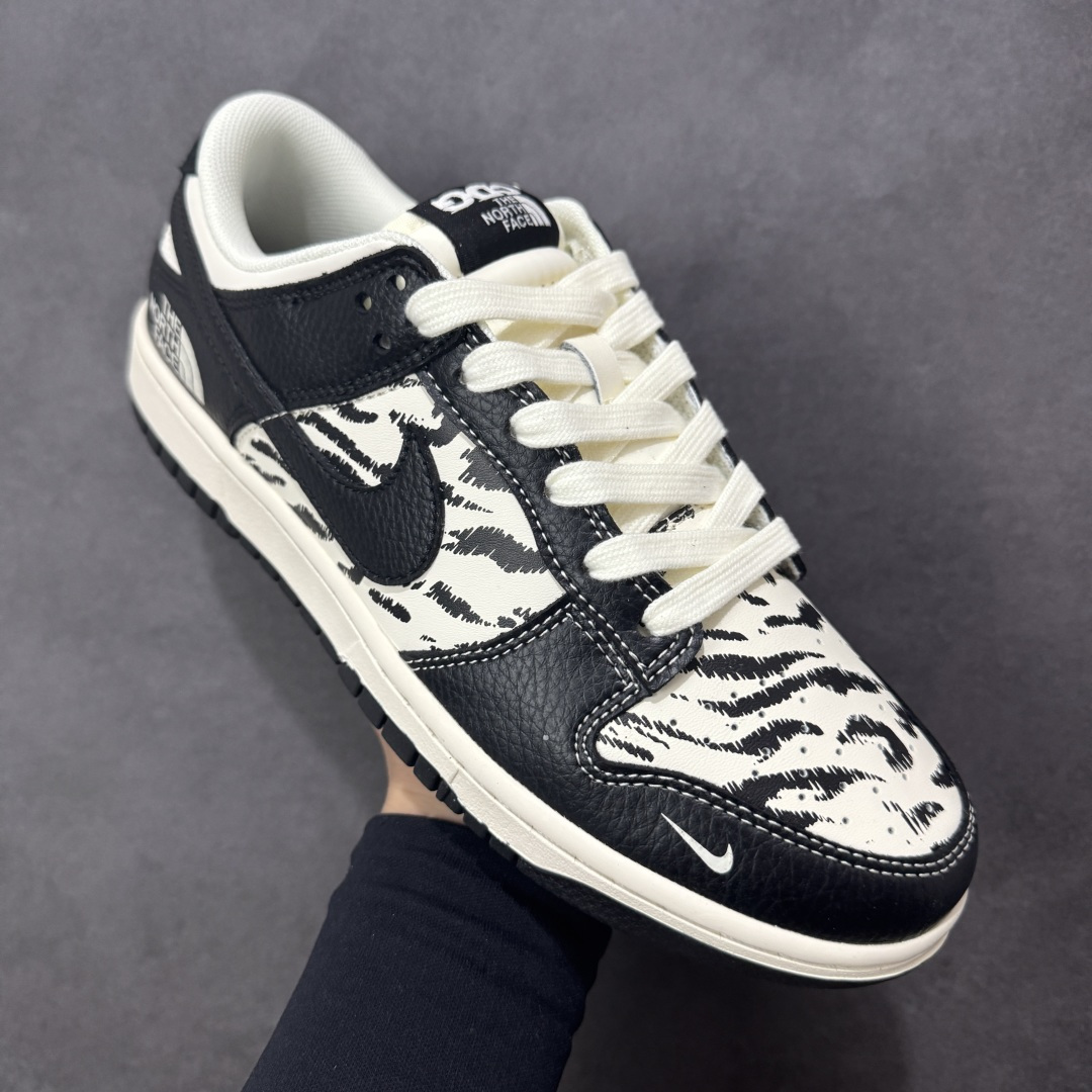 图片[3]-【定制版】Nike SB Dunk Low “北面联名——雪山米白黑” 高端定制 低帮休闲板鞋 定制鞋盒 大厂纯原品质出货 超高清洁度 皮料切割干净无任何毛边 细节完美 货号：QW5836-028 尺码：36 36.5 37.5 38 38.5 39 40 40.5 41 42 42.5 43 44 44.5 45-选品中心
