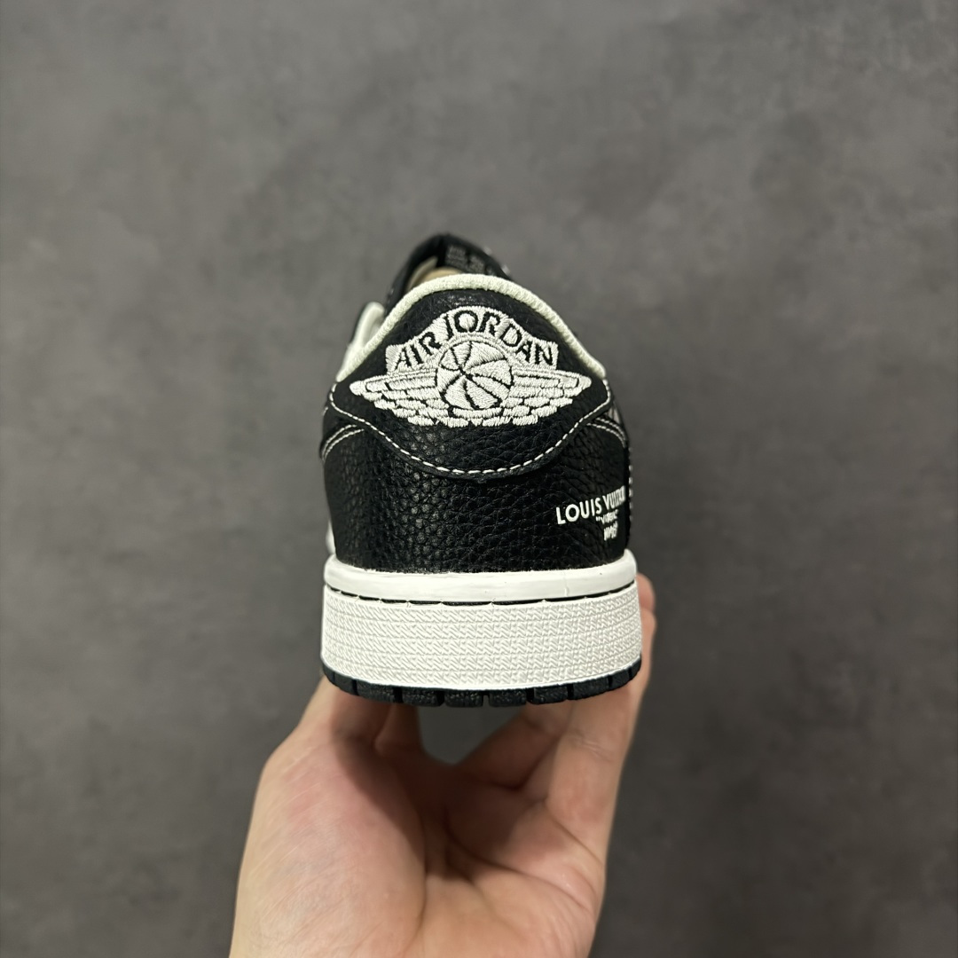 图片[4]-【定制版】Travis Scott x Fragment Design x Jordan Air Jordan 1 Low OG SP “LV联名——黑荔纹” 多方联名合作融合了Travi翻毛蓝勾s Scott 独特的音乐风格，藤原浩个性的设计风格以及Jordan品牌的经典元素 使其成为一双具有独特身份和价值的鞋子 清新而立体的外观加上联名标识更突出了其独特身份 这种配色方案显示出活力和时尚感 在视觉上引人注目 鞋身的质感和细腻的细节处理使其显得高端而格调十足 这款“倒钩”联名是设计与创意完美结合 融合多方的个性风格是一款备受瞩目的潮流鞋款 低帮休闲板鞋 定制鞋盒 大厂纯原品质出货 超高清洁度 皮料切割干净无任何毛边 细节完美 货号：DZ5899-041 尺码：36 36.5 37.5 38 38.5 39 40 40.5 41 42 42.5 43 44 44.5 45 编码：HXSB330340-选品中心
