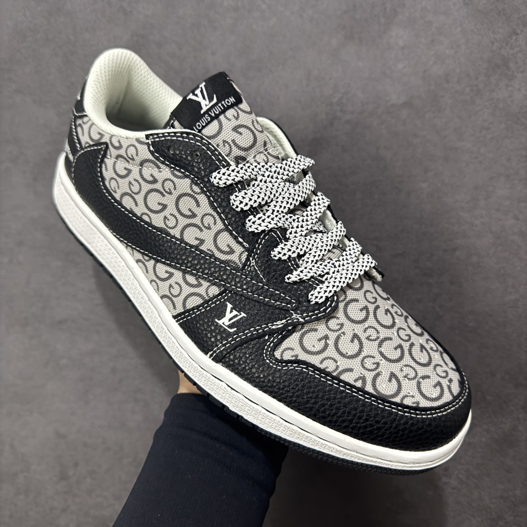 图片[3]-【定制版】Travis Scott x Fragment Design x Jordan Air Jordan 1 Low OG SP “LV联名——黑荔纹” 多方联名合作融合了Travi翻毛蓝勾s Scott 独特的音乐风格，藤原浩个性的设计风格以及Jordan品牌的经典元素 使其成为一双具有独特身份和价值的鞋子 清新而立体的外观加上联名标识更突出了其独特身份 这种配色方案显示出活力和时尚感 在视觉上引人注目 鞋身的质感和细腻的细节处理使其显得高端而格调十足 这款“倒钩”联名是设计与创意完美结合 融合多方的个性风格是一款备受瞩目的潮流鞋款 低帮休闲板鞋 定制鞋盒 大厂纯原品质出货 超高清洁度 皮料切割干净无任何毛边 细节完美 货号：DZ5899-041 尺码：36 36.5 37.5 38 38.5 39 40 40.5 41 42 42.5 43 44 44.5 45 编码：HXSB330340-选品中心