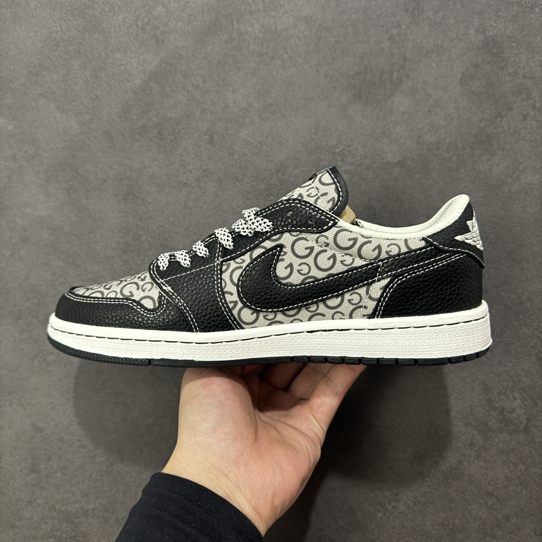 图片[2]-【定制版】Travis Scott x Fragment Design x Jordan Air Jordan 1 Low OG SP “LV联名——黑荔纹” 多方联名合作融合了Travi翻毛蓝勾s Scott 独特的音乐风格，藤原浩个性的设计风格以及Jordan品牌的经典元素 使其成为一双具有独特身份和价值的鞋子 清新而立体的外观加上联名标识更突出了其独特身份 这种配色方案显示出活力和时尚感 在视觉上引人注目 鞋身的质感和细腻的细节处理使其显得高端而格调十足 这款“倒钩”联名是设计与创意完美结合 融合多方的个性风格是一款备受瞩目的潮流鞋款 低帮休闲板鞋 定制鞋盒 大厂纯原品质出货 超高清洁度 皮料切割干净无任何毛边 细节完美 货号：DZ5899-041 尺码：36 36.5 37.5 38 38.5 39 40 40.5 41 42 42.5 43 44 44.5 45 编码：HXSB330340-选品中心